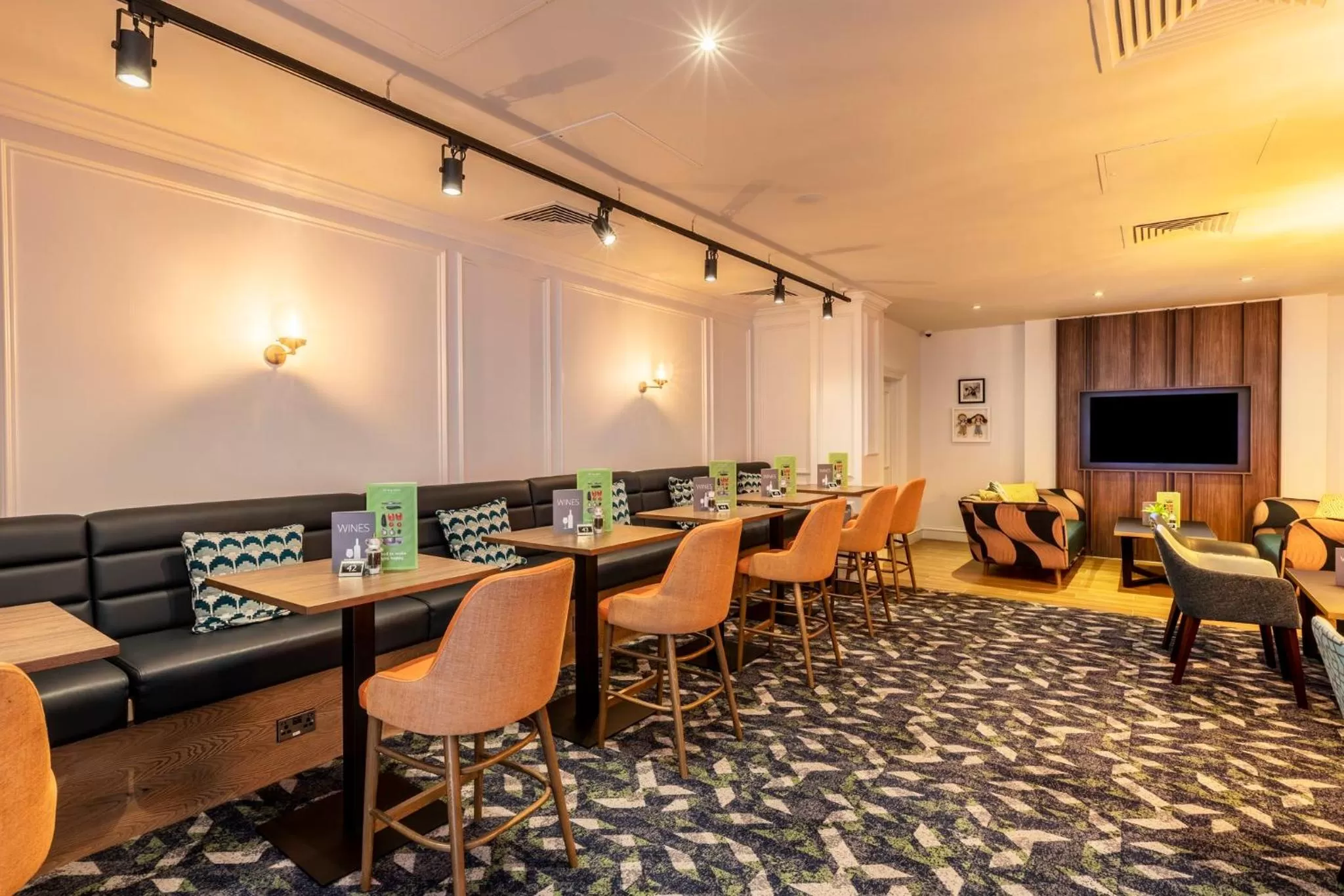 Lounge or bar in Holiday Inn Guildford by IHG