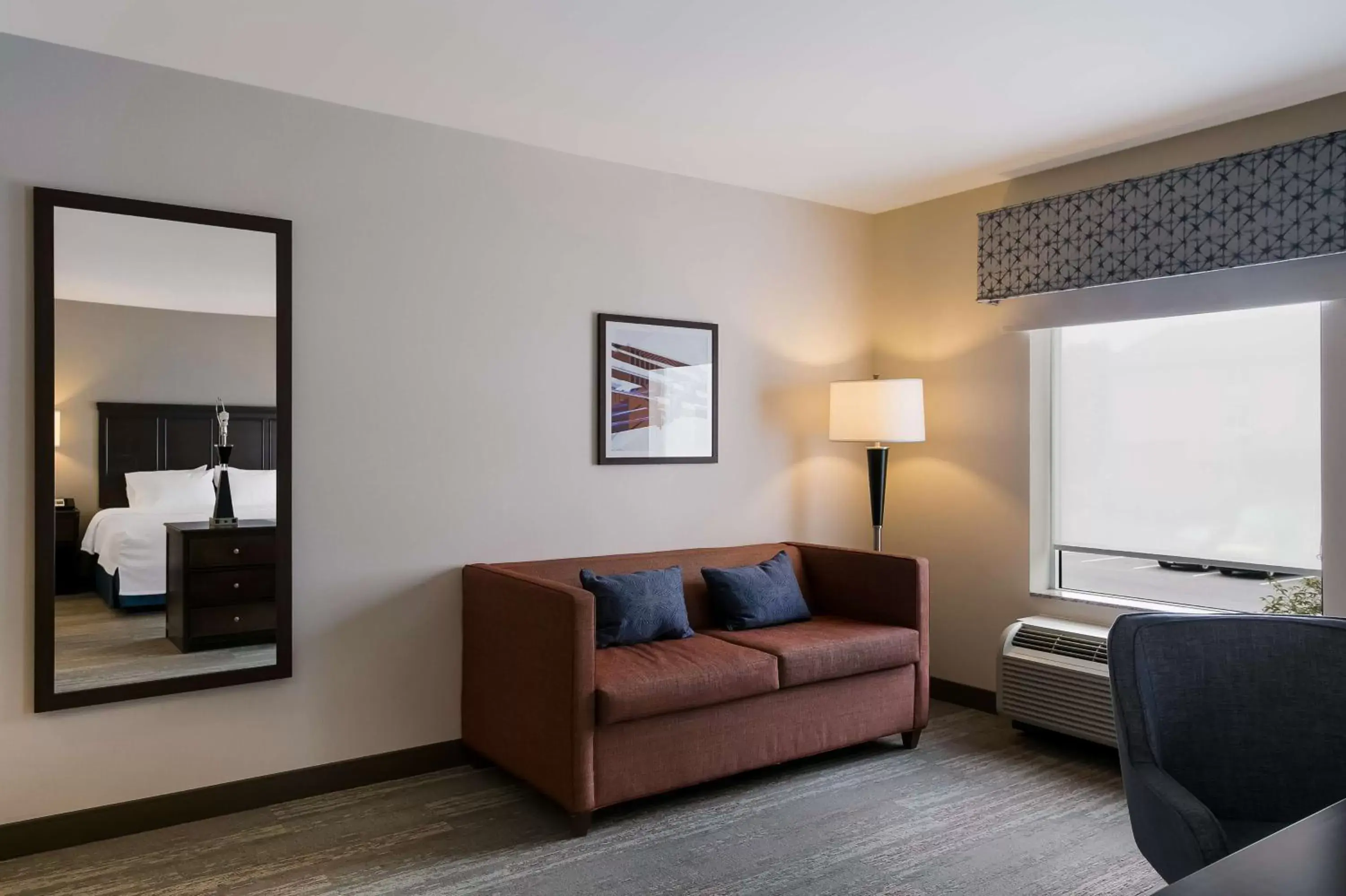 Living room, Seating Area in Hampton Inn & Suites Wilmington Christiana