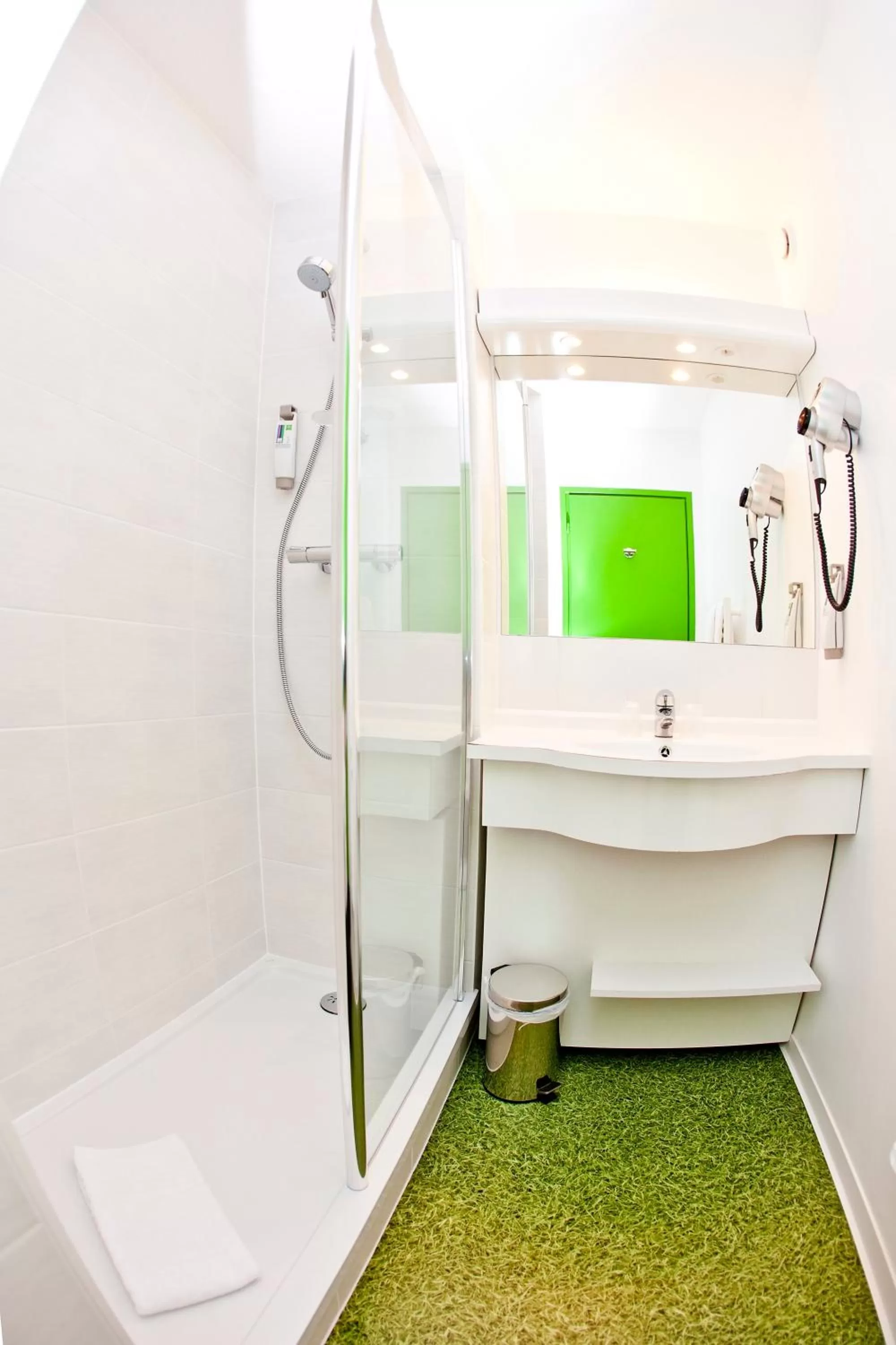 Shower in ibis Styles Sarrebourg