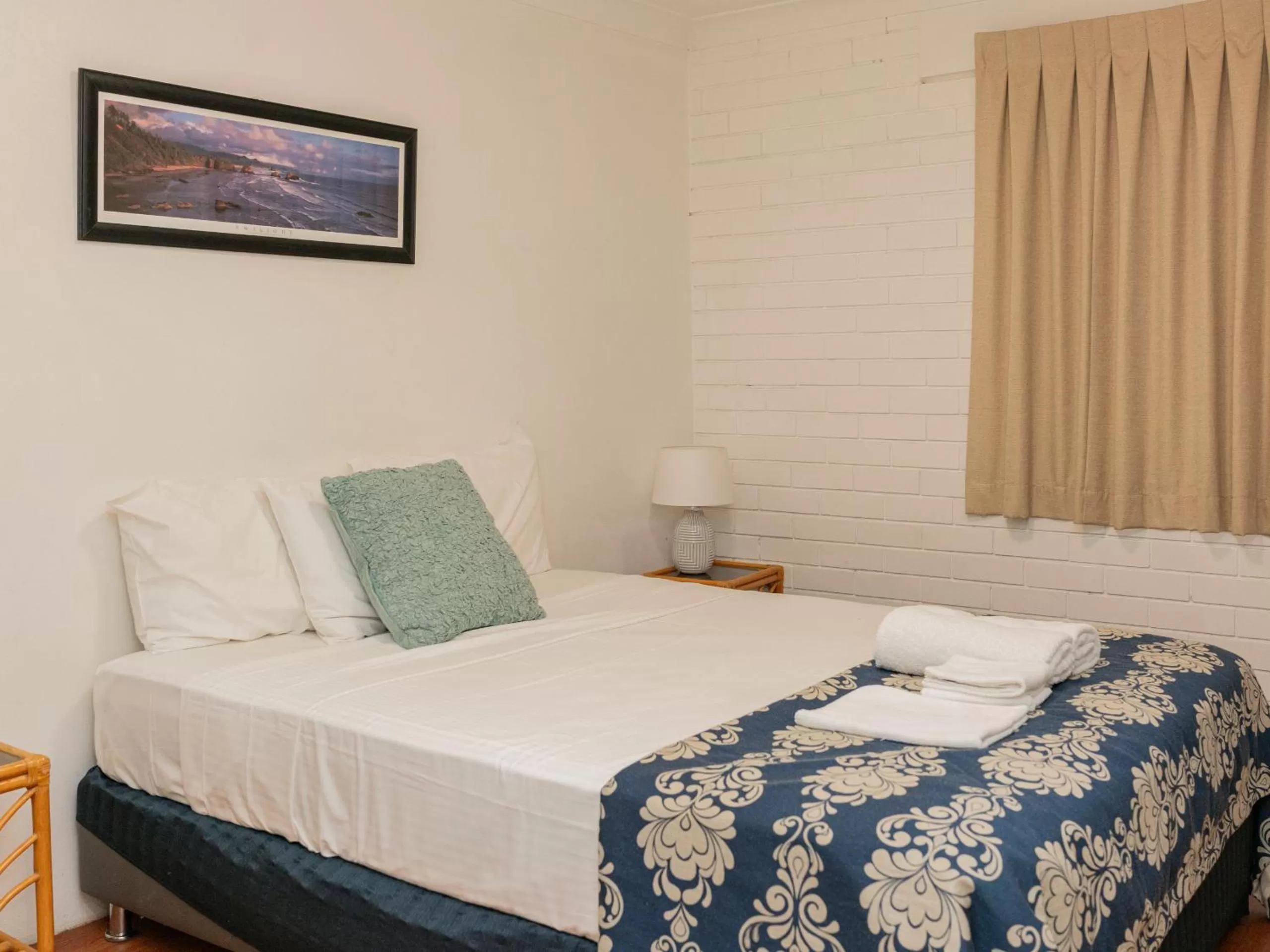 Bed in Trickett Gardens Holiday Inn