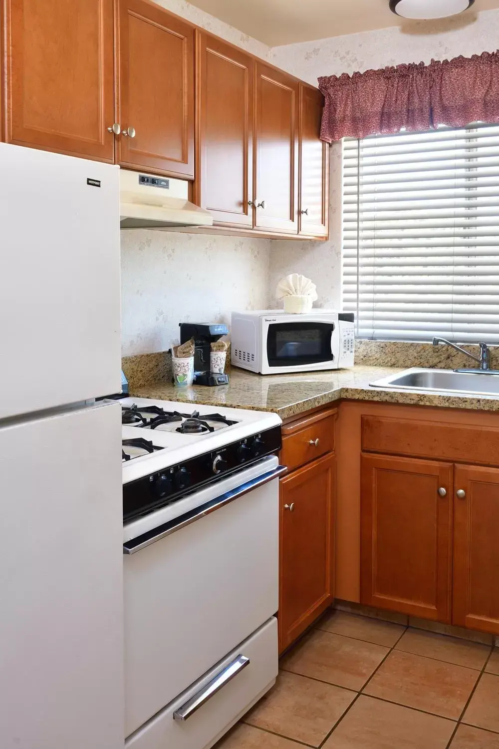 kitchen, Kitchen/Kitchenette in Lamplighter Inn & Suites at SDSU