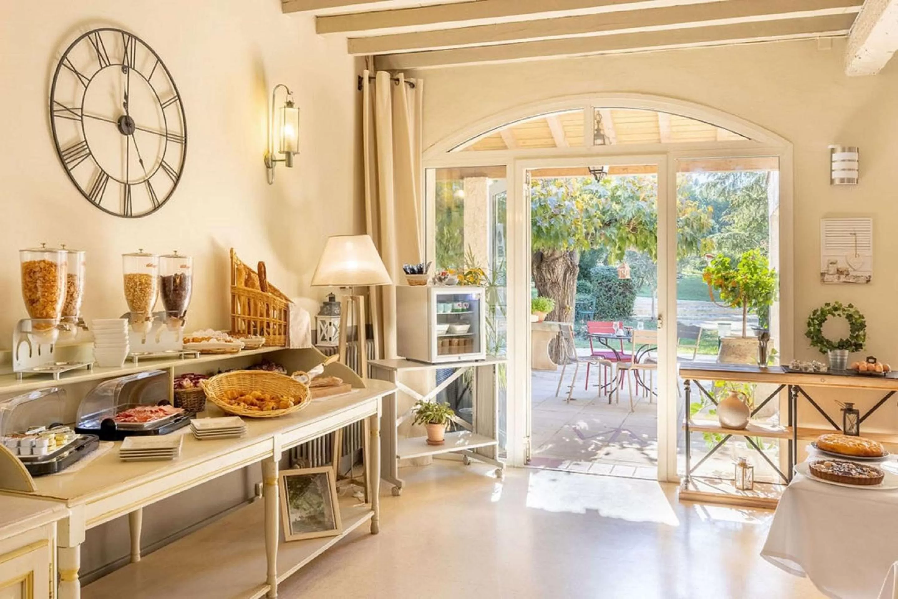 Restaurant/places to eat in Best Western Le Val Majour