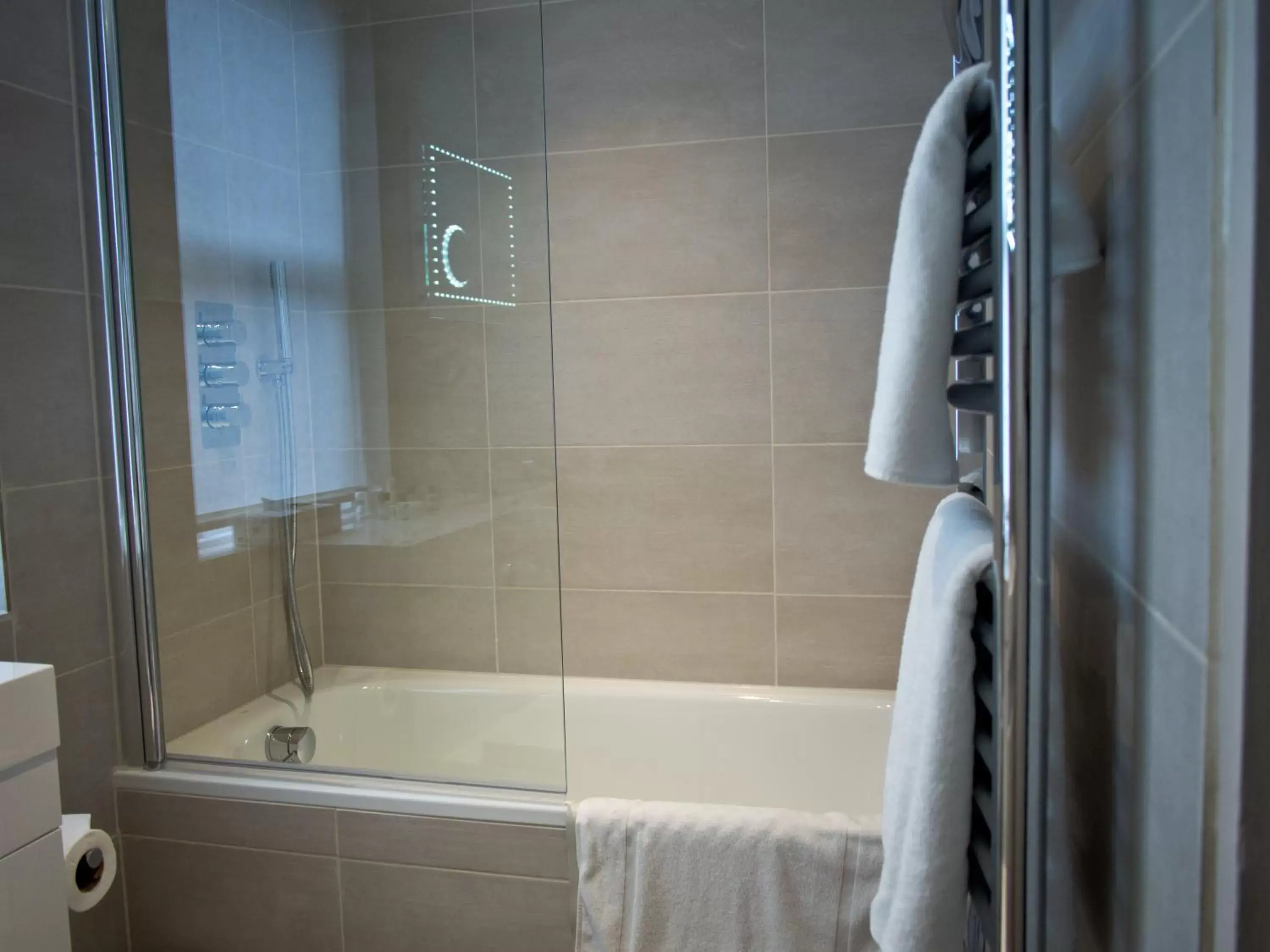 Bathroom in London Lodge Hotel