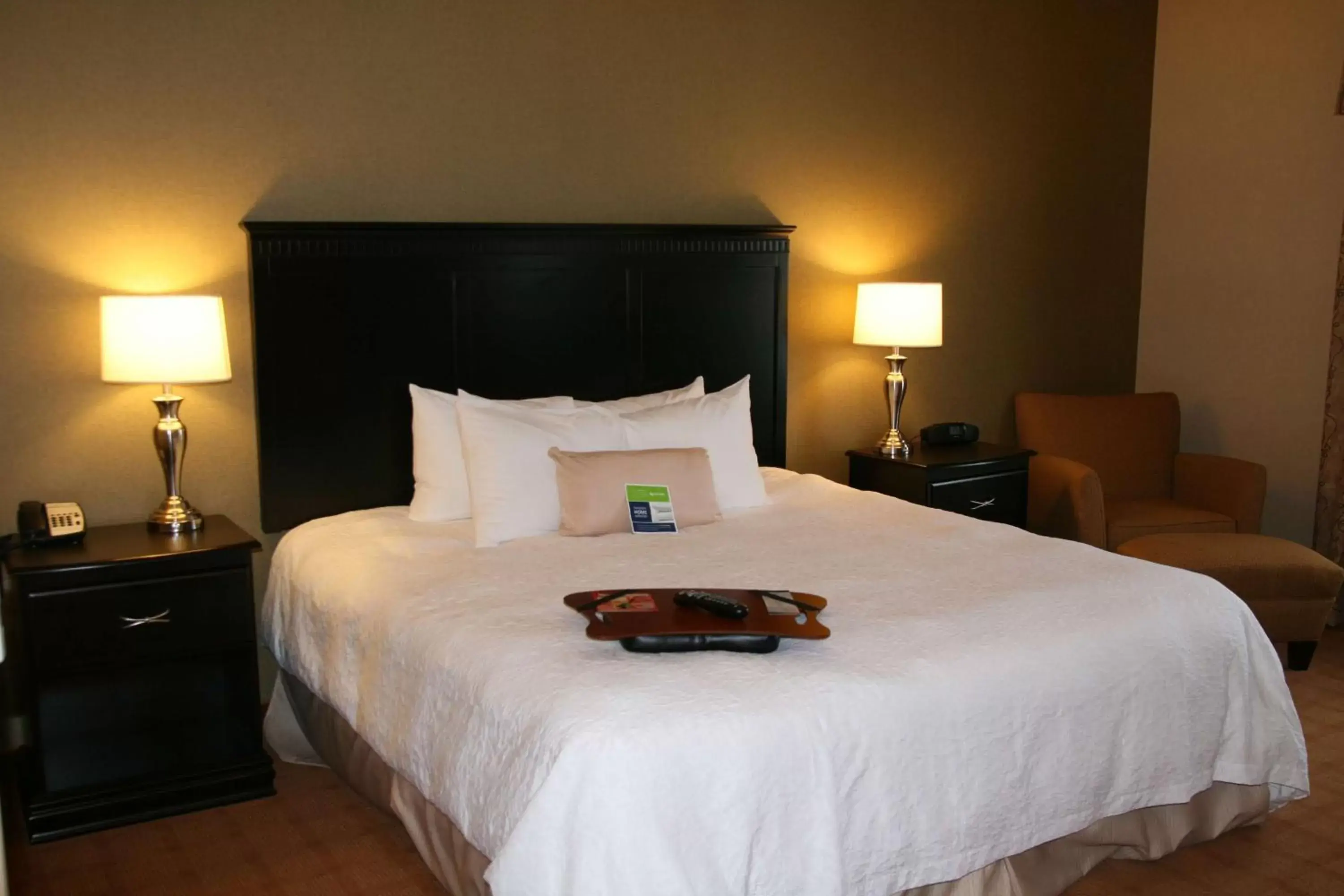 Bed in Hampton Inn & Suites Chicago/Saint Charles