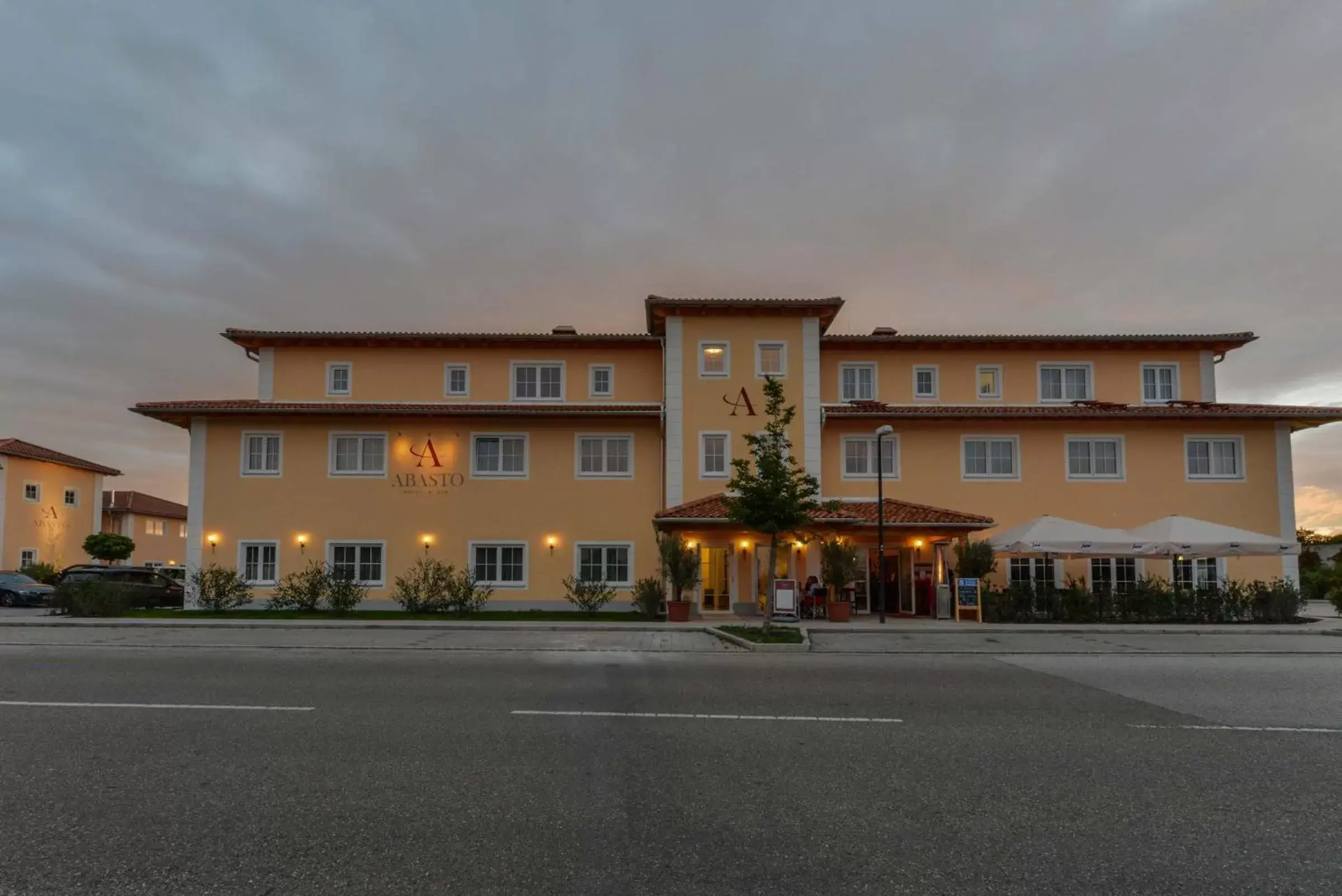 Facade/entrance, Property Building in Abasto Hotel & Spa Maisach