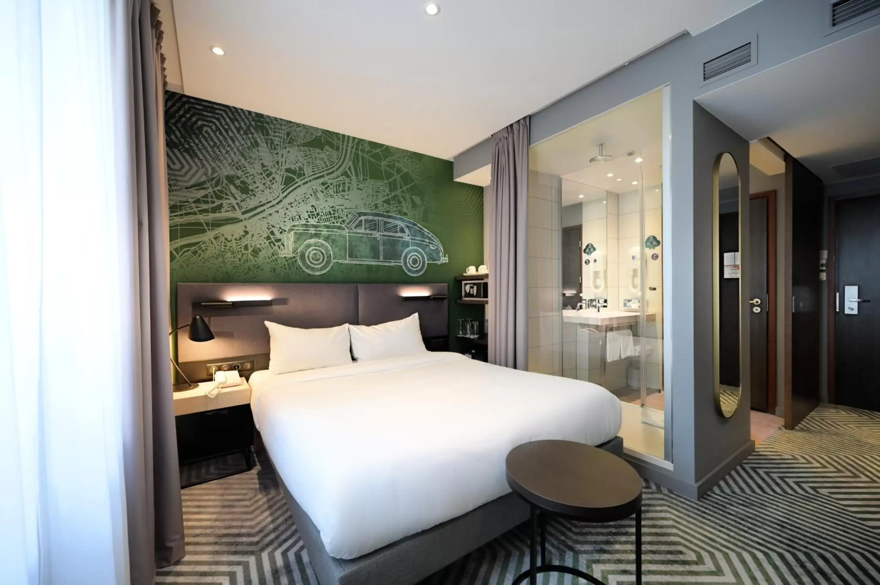 Shower, Bed in Mercure Warszawa Grand