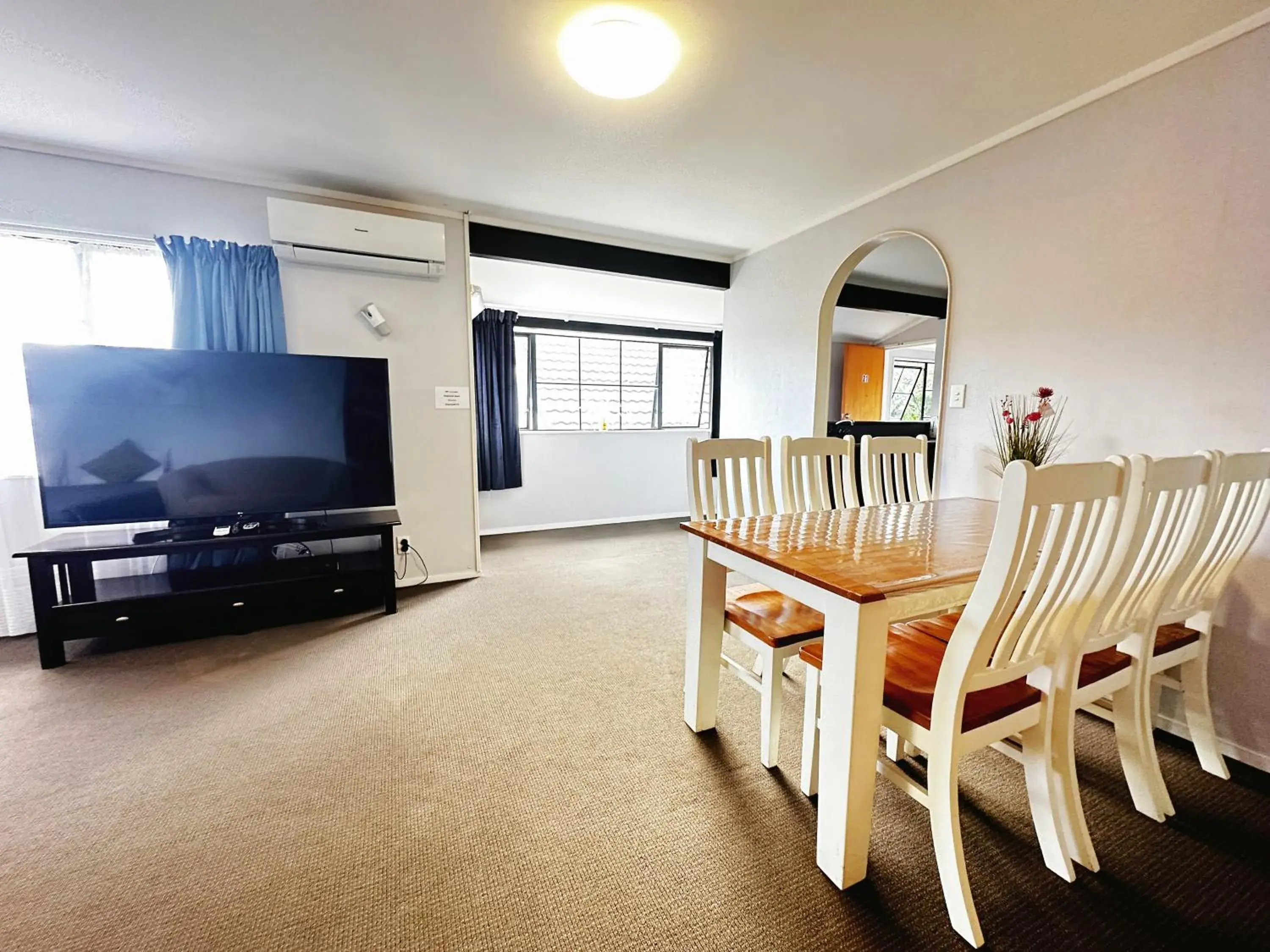 Dining Area in Kingswood Manor Motel