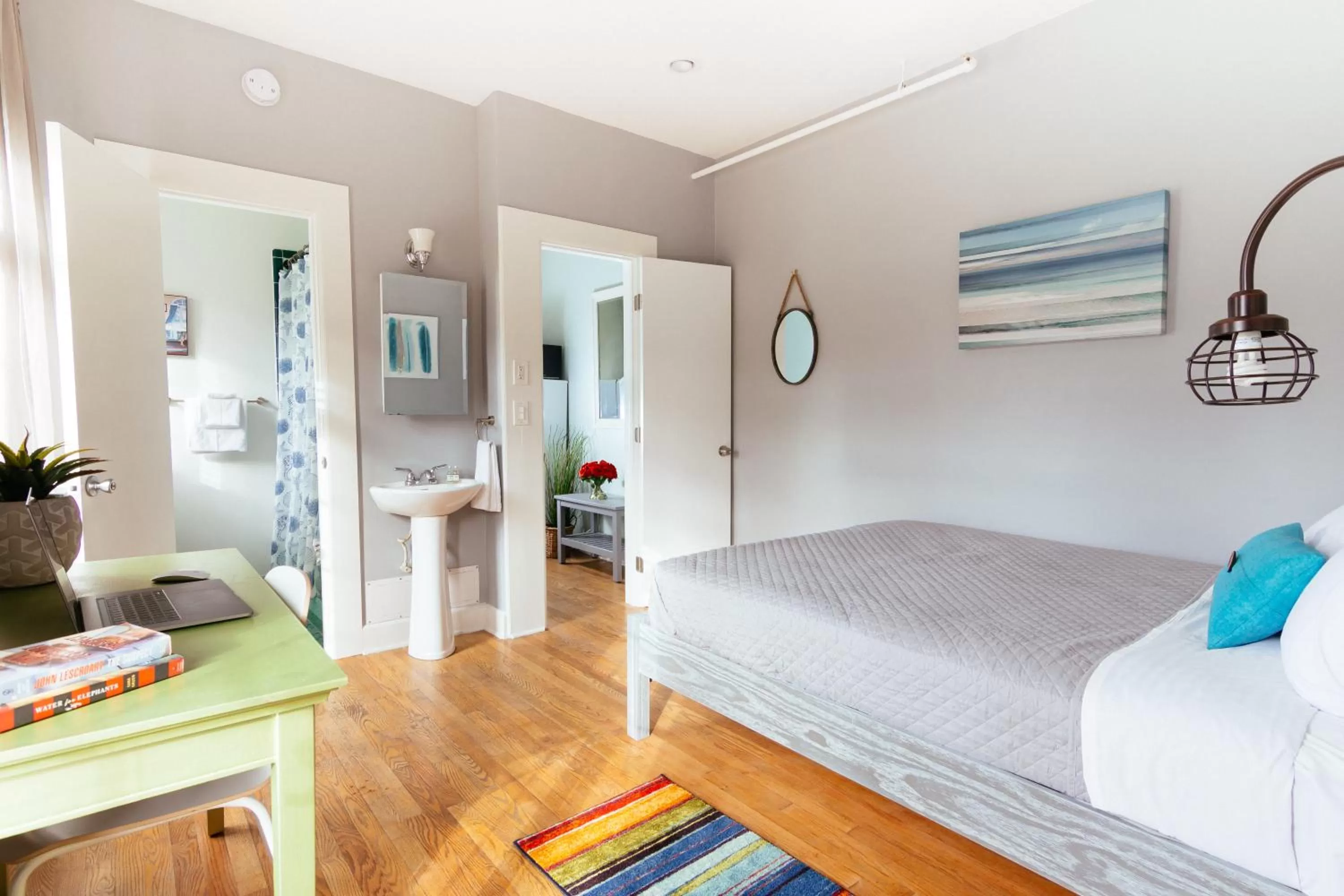 Seating area, Bed in Broadlind Hotel