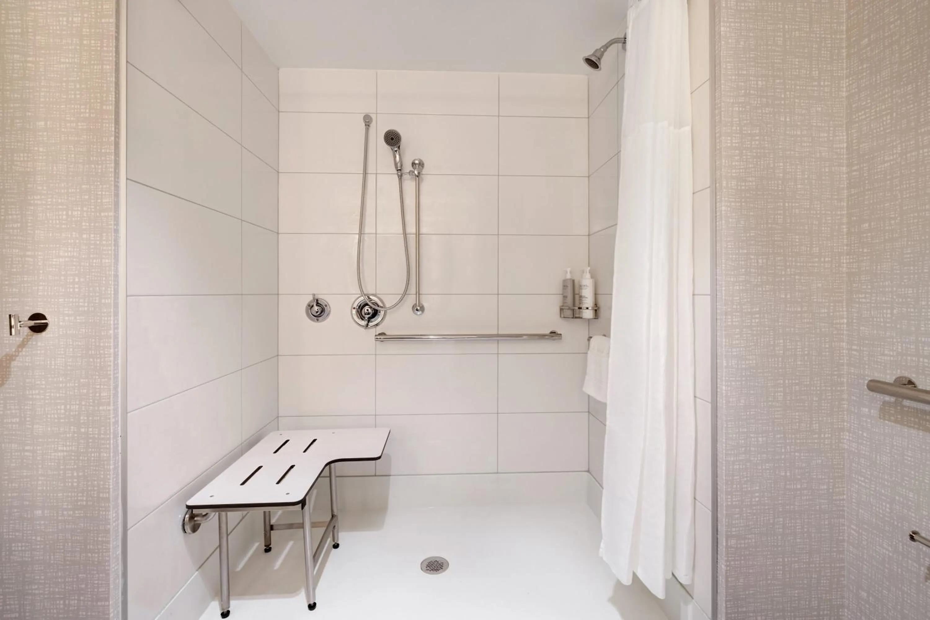 Shower in Hampton Inn Chicago Orland Park