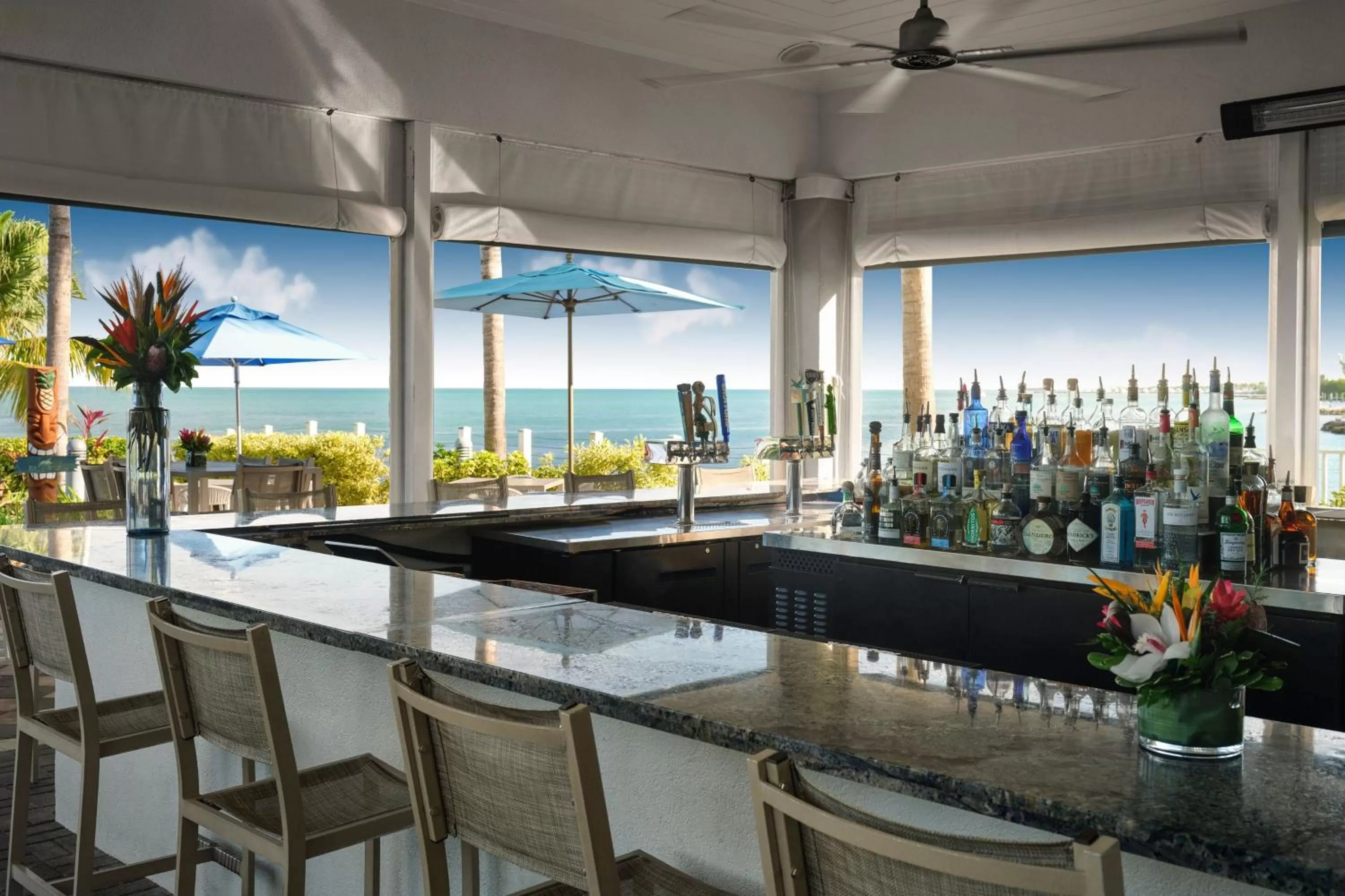 Lounge or bar in Courtyard by Marriott Faro Blanco Resort