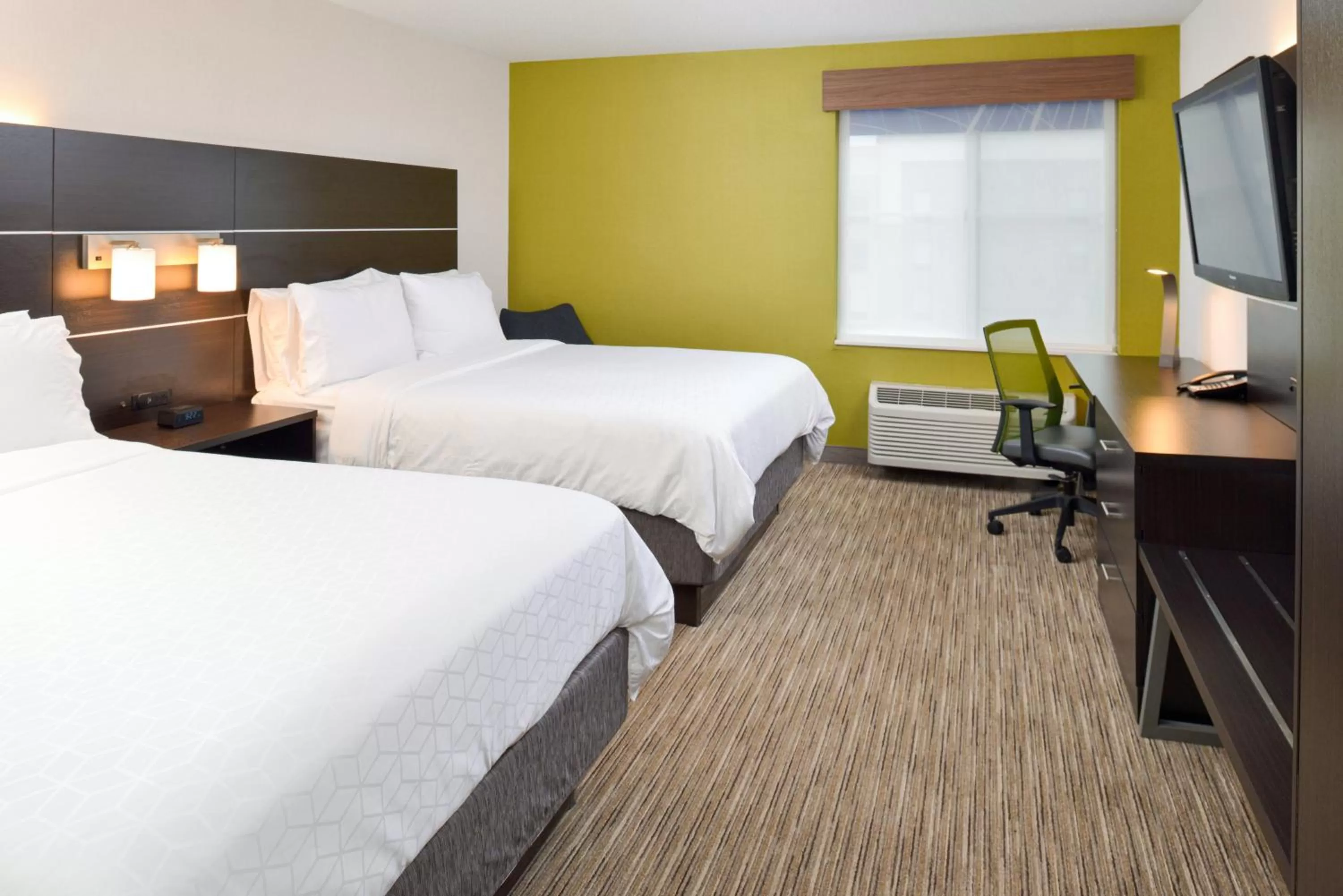 Photo of the whole room, Bed in Holiday Inn Express Wixom by IHG