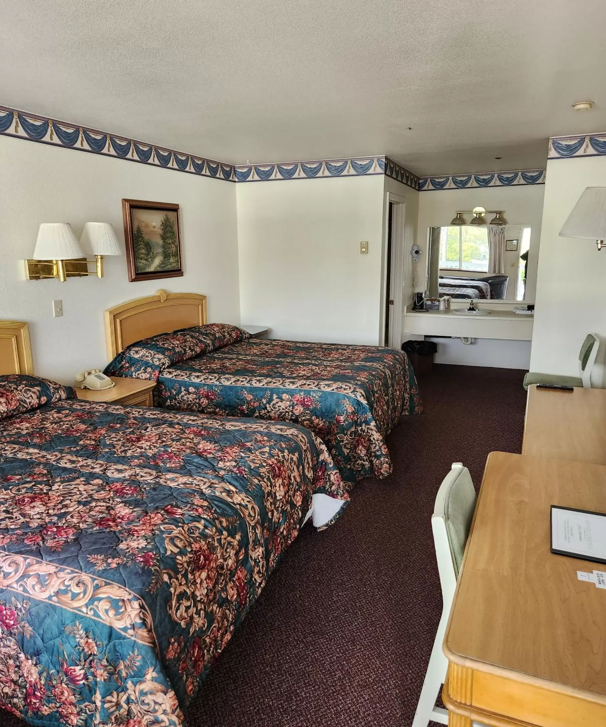 Photo of the whole room, Bed in Bayview Inn