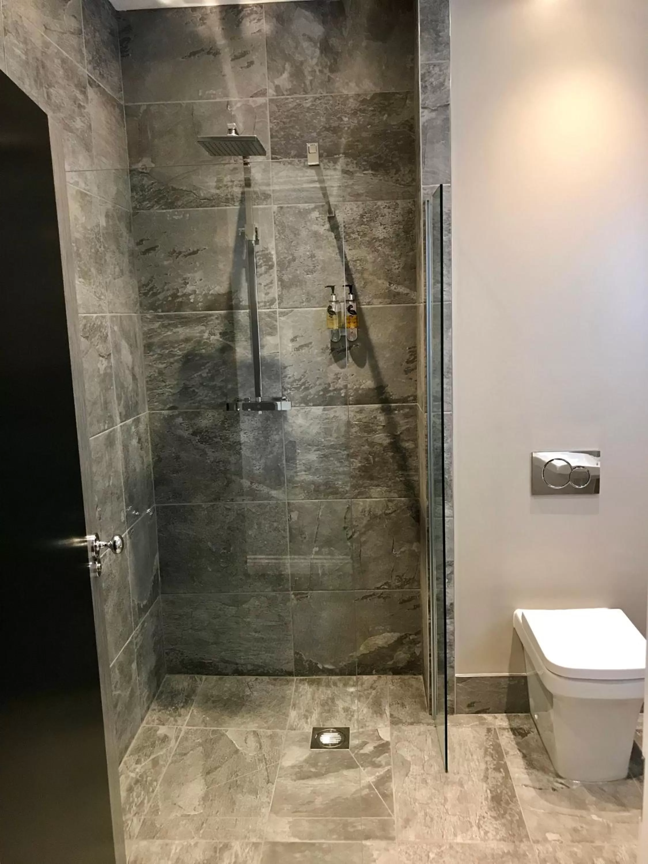 Bathroom in The Raven Hotel