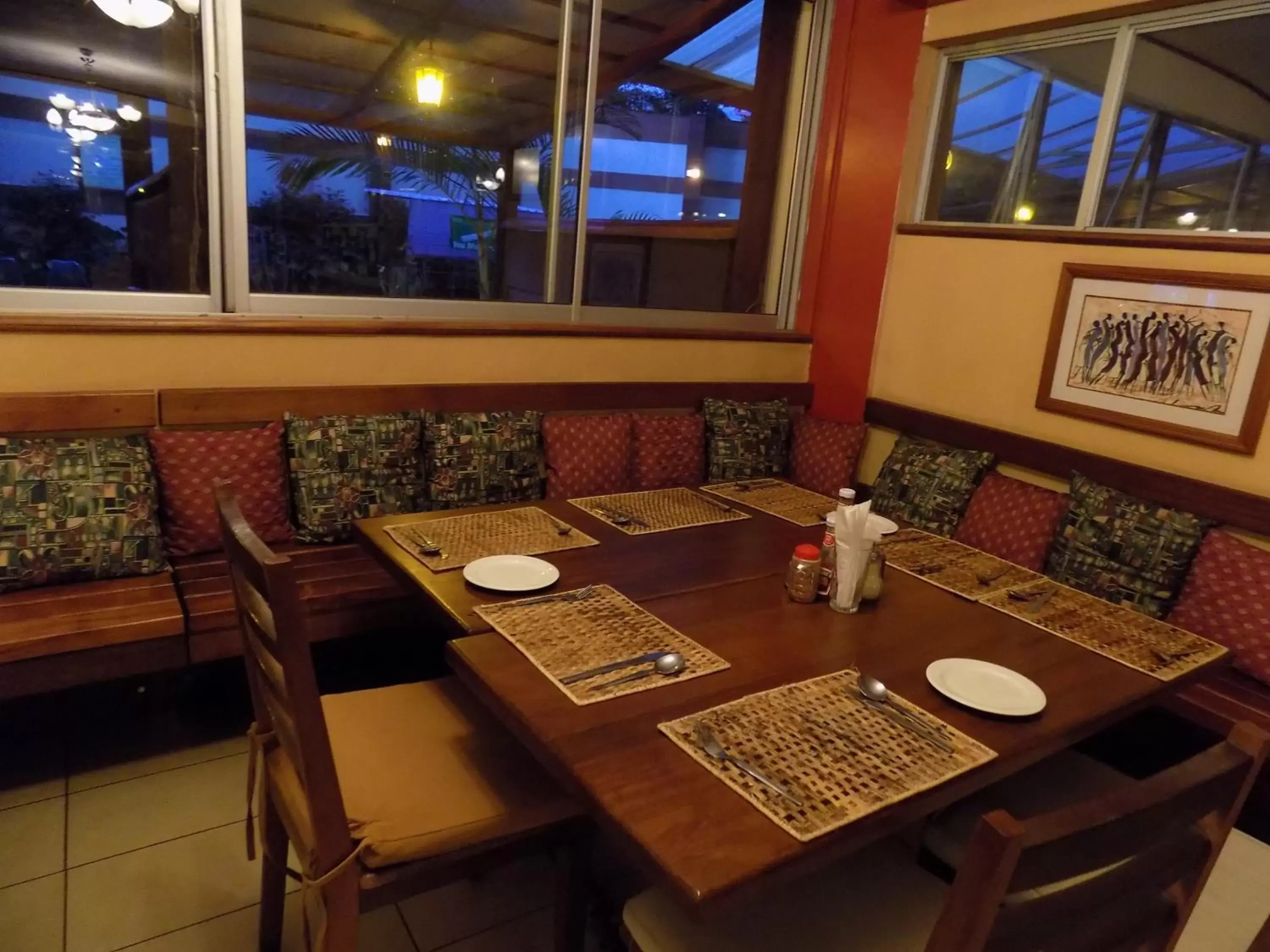 Restaurant/Places to Eat in Kenya Comfort Suites