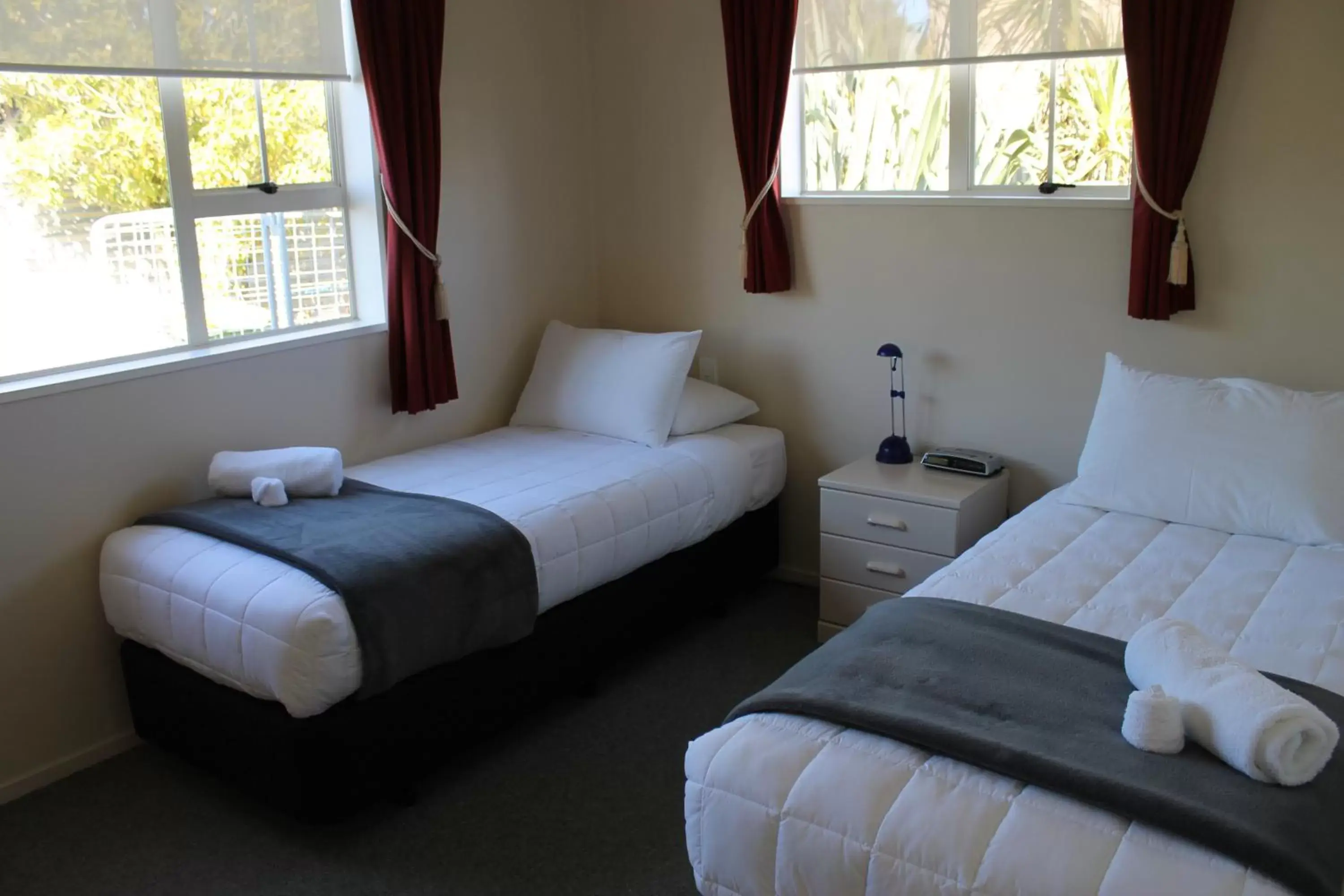 Bedroom, Bed in Alpine Rose Motel