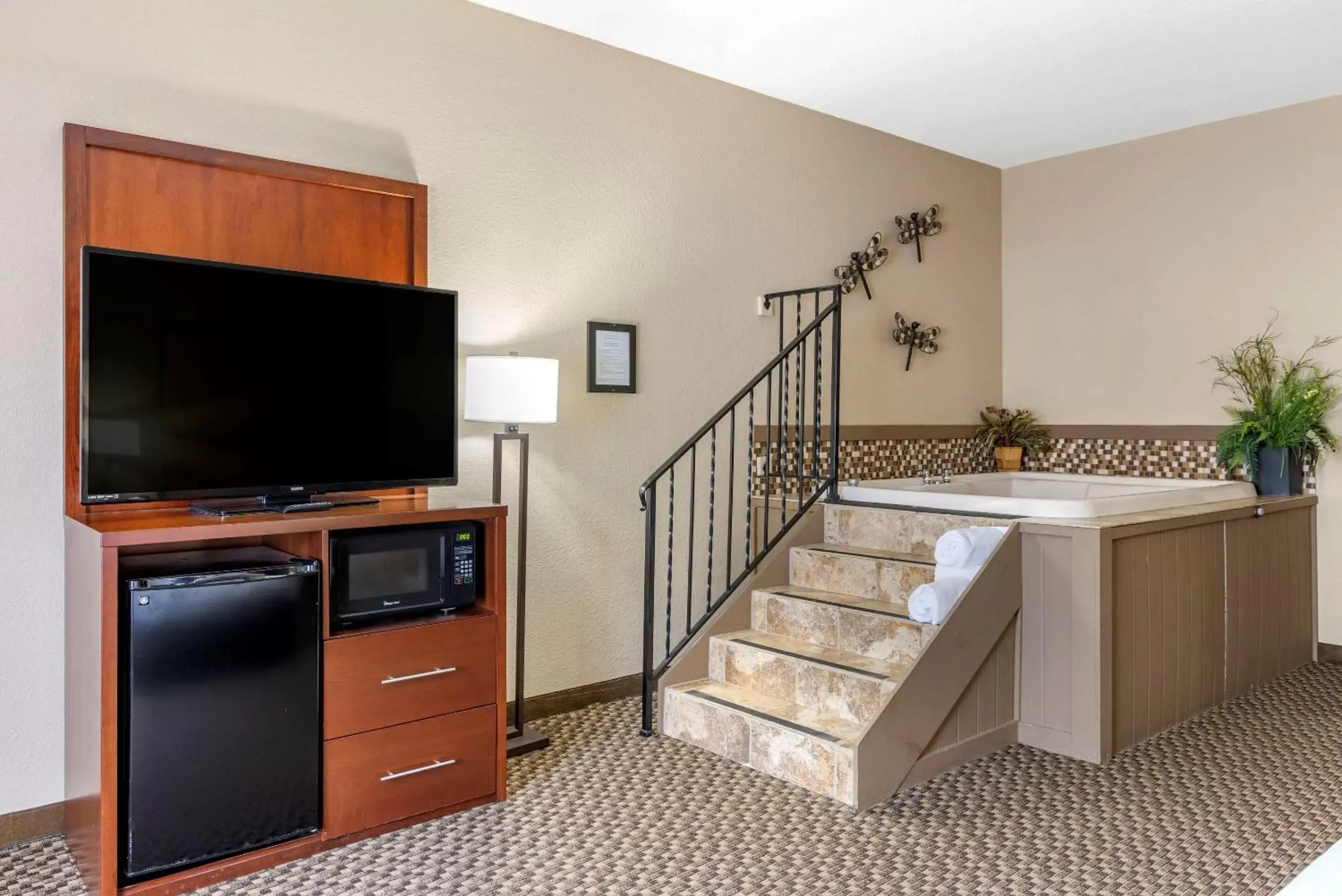 Photo of the whole room, TV/Entertainment Center in Comfort Inn & Suites Blue Ridge