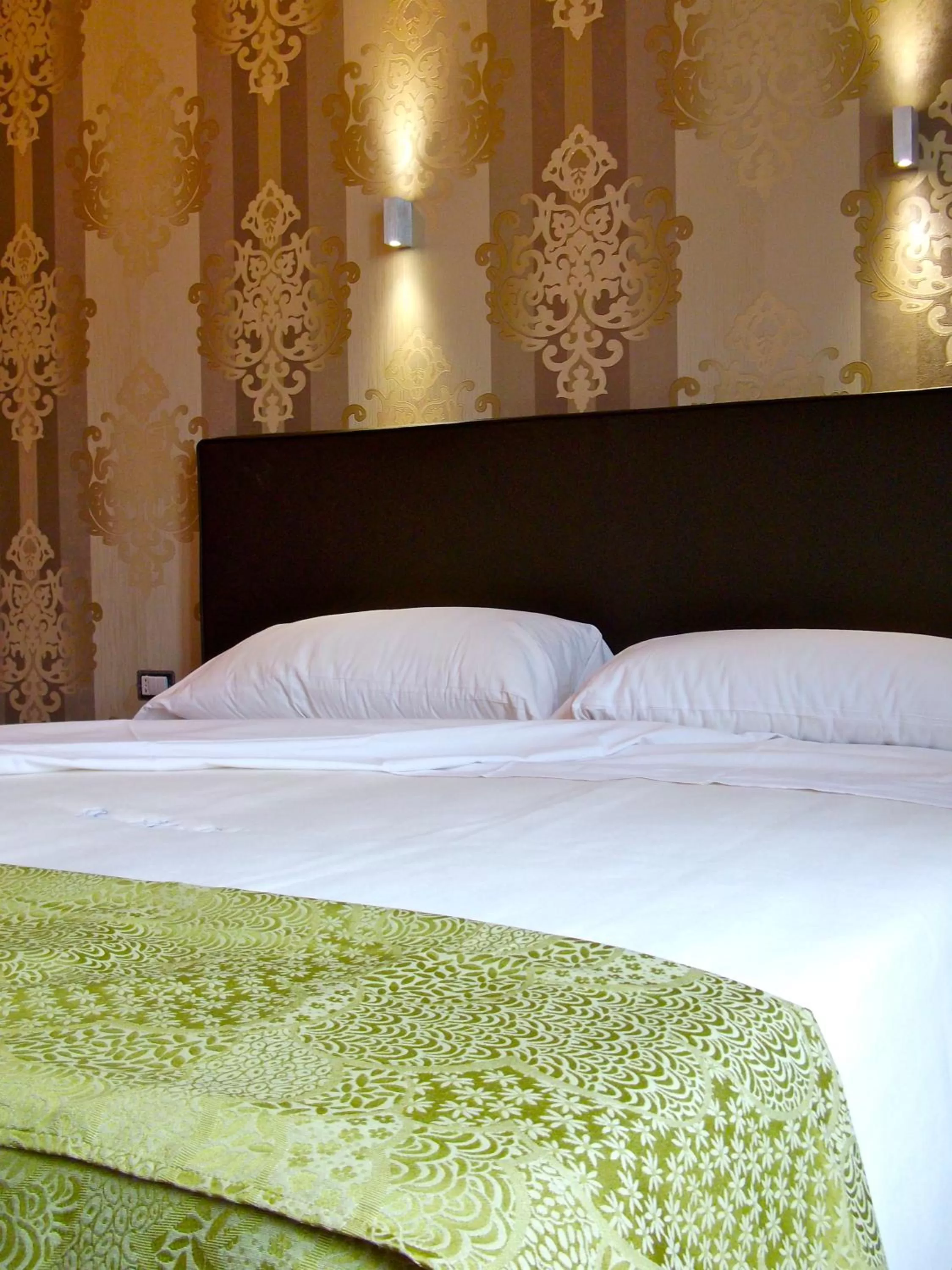 Bed in Rome Kings Suite