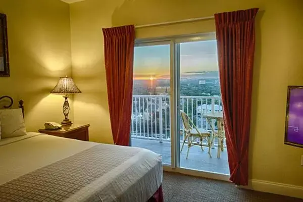 Balcony/Terrace, Bed in Penthouse Close to Disney area and Malls water view