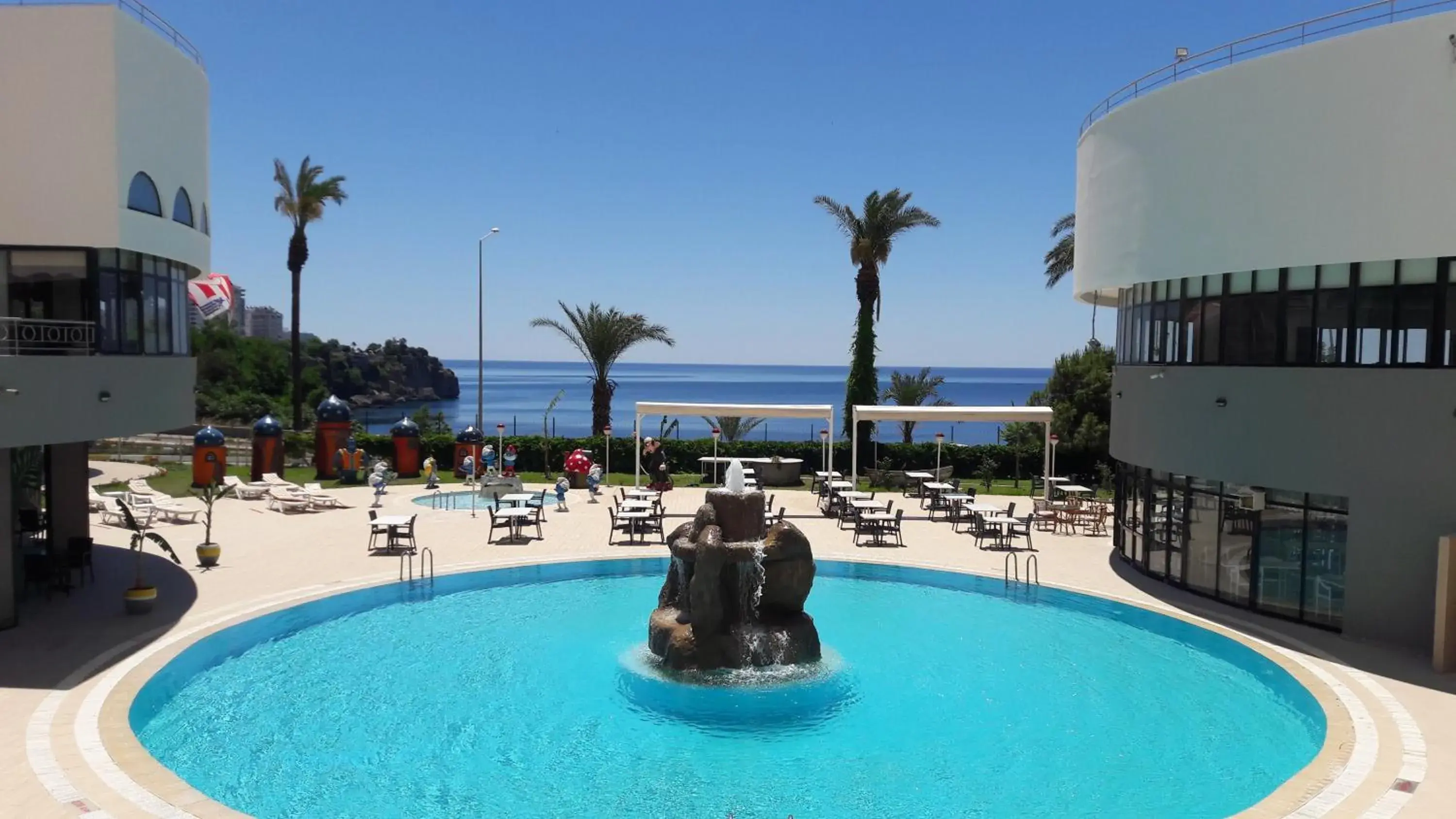 Pool view in Cender Hotel Pool view in Cender Hotel