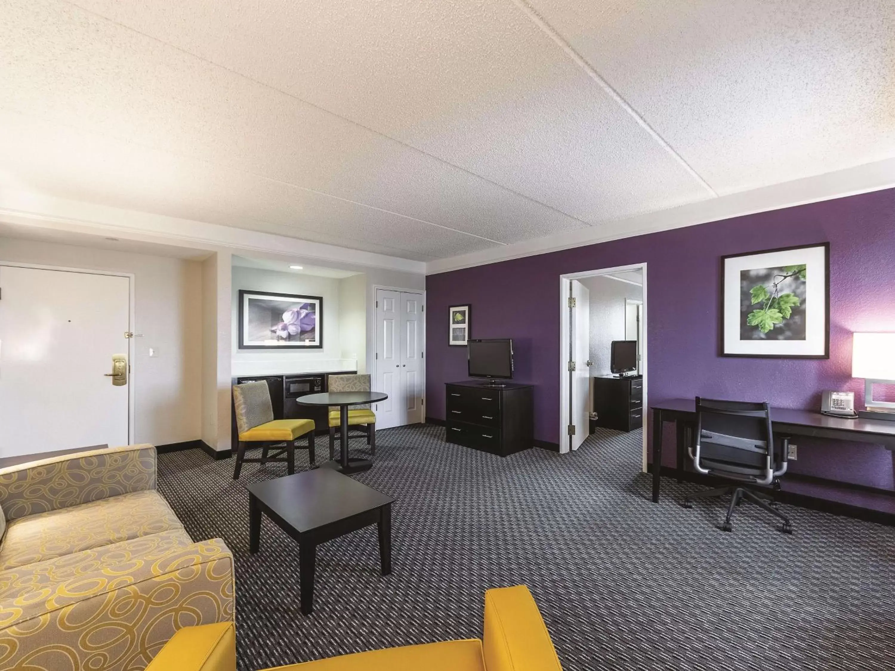 Photo of the whole room, Seating Area in La Quinta Inn & Suites by Wyndham San Antonio Downtown