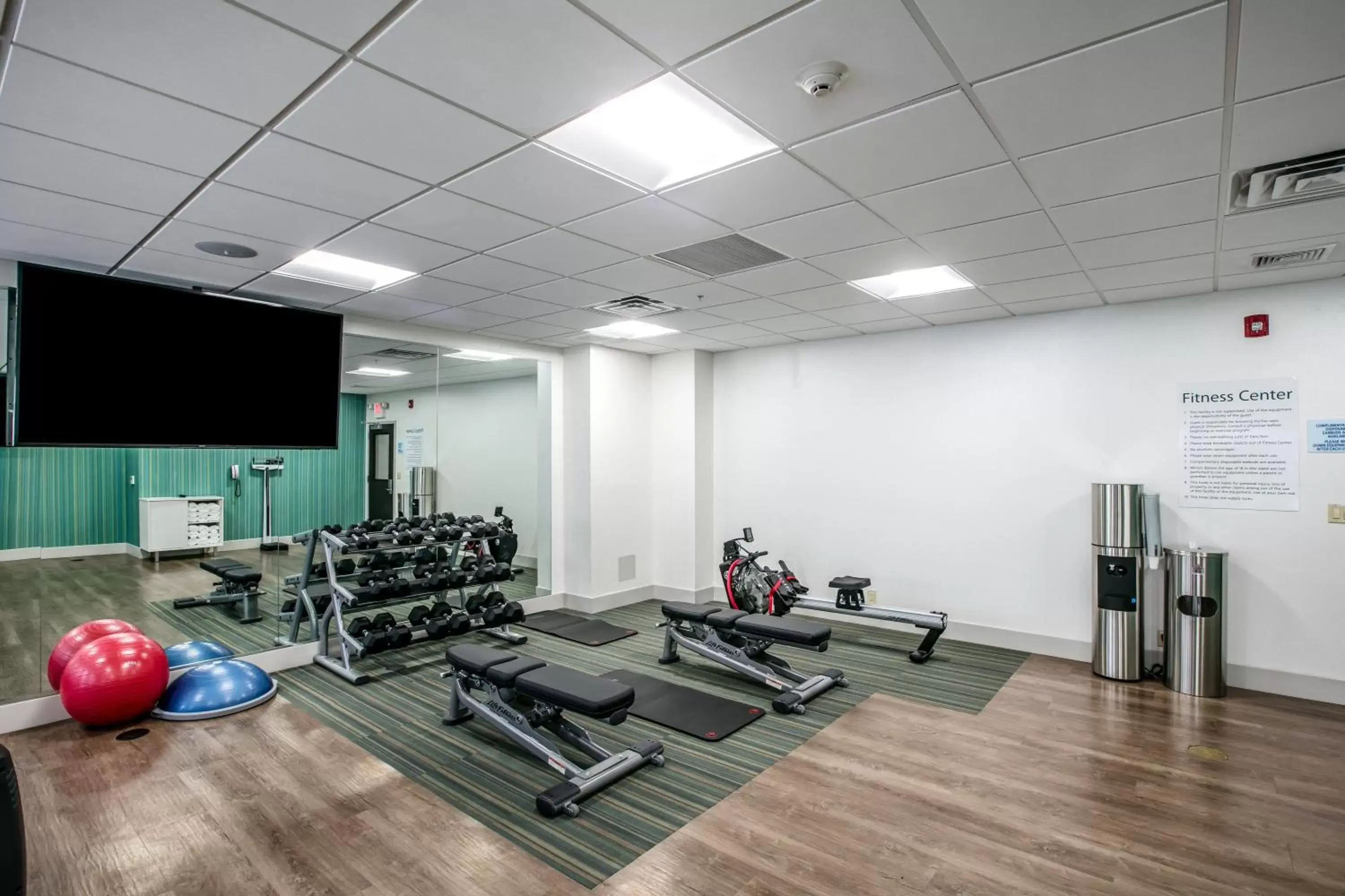 Spa and wellness centre/facilities, Fitness Center/Facilities in Holiday Inn Express & Suites Jersey City North - Hoboken, an IHG Hotel