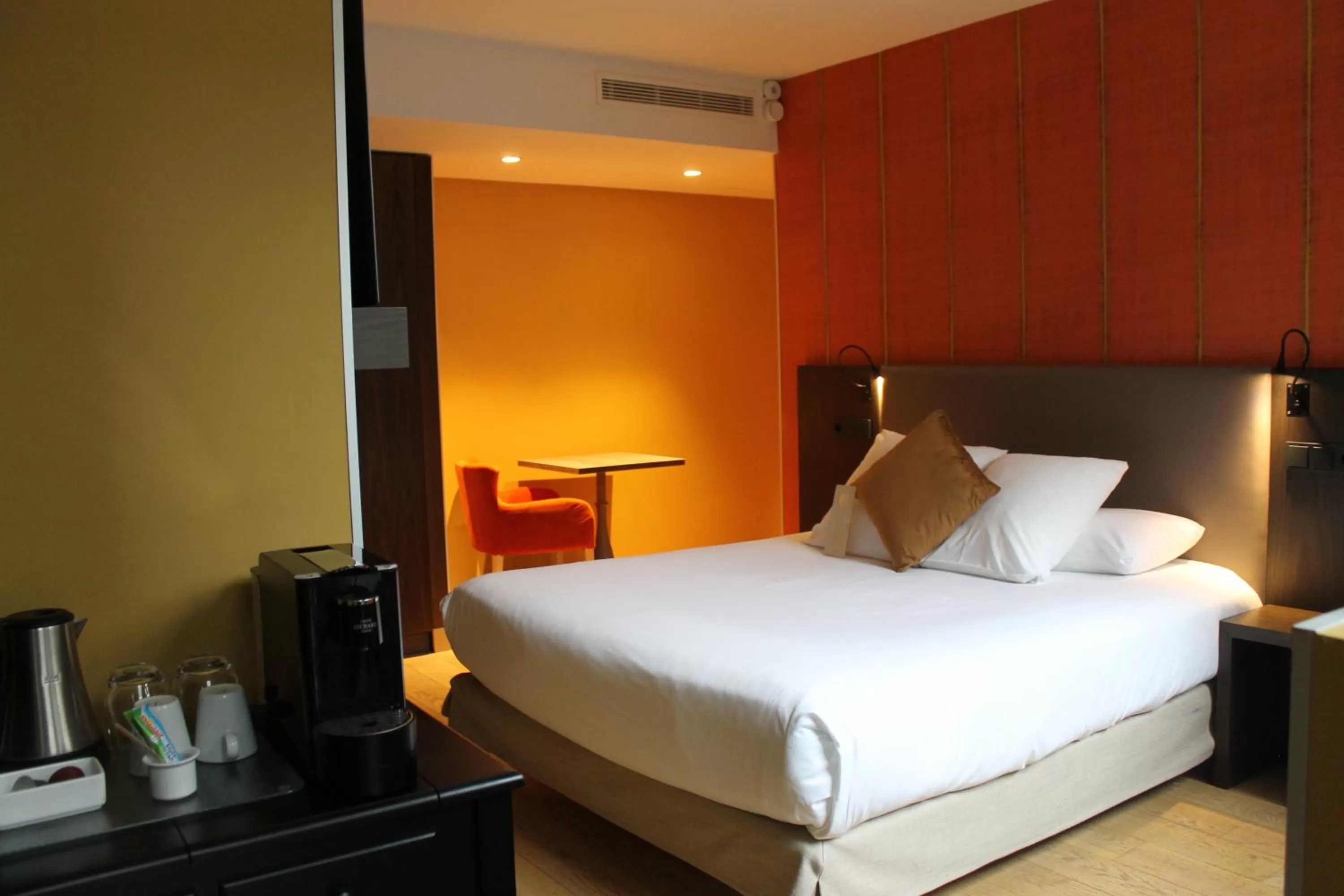 Coffee/tea facilities, Bed in Hotel L'Arbre Voyageur - LILLE