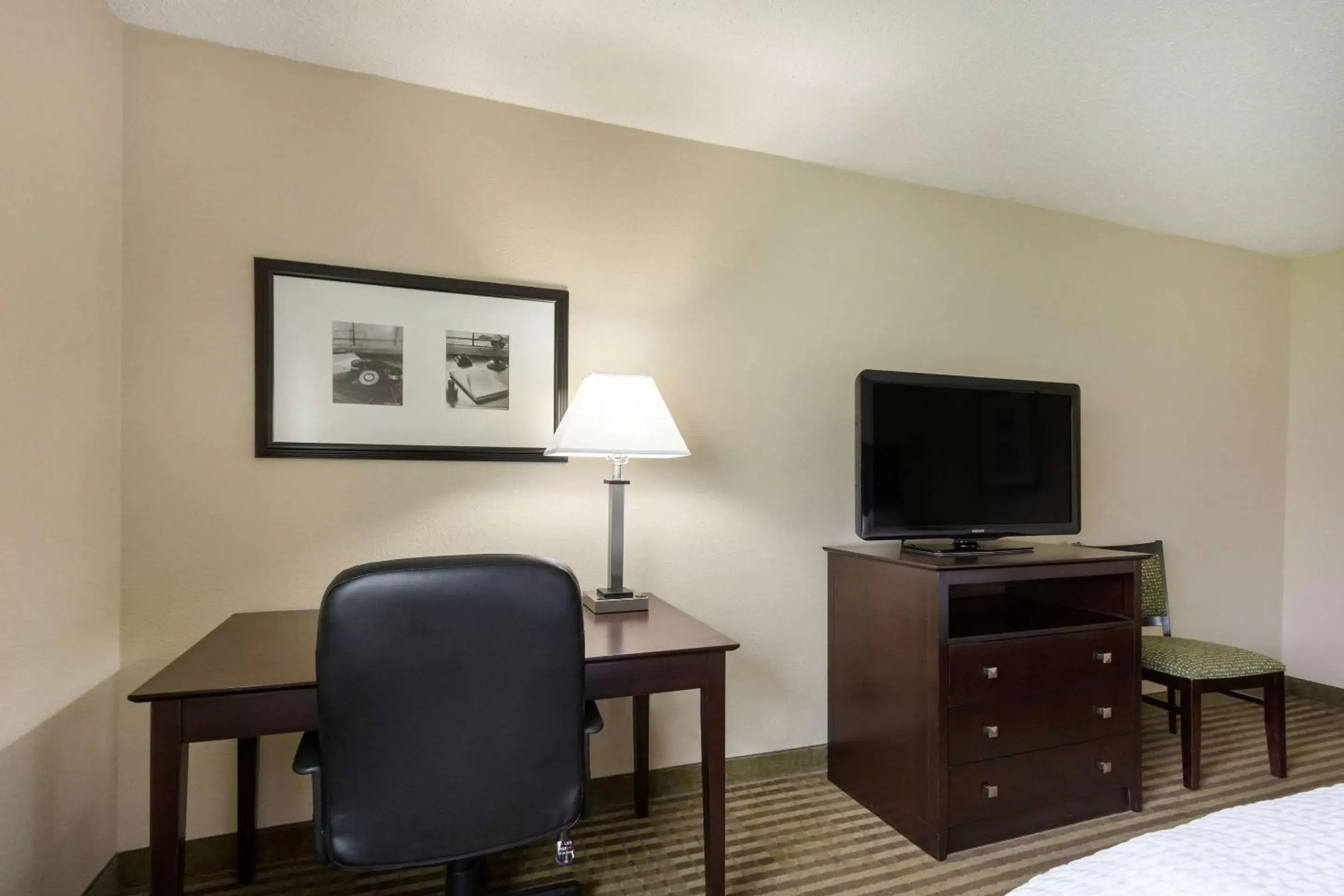 Photo of the whole room, TV/Entertainment Center in Clarion Hotel Beachwood-Cleveland