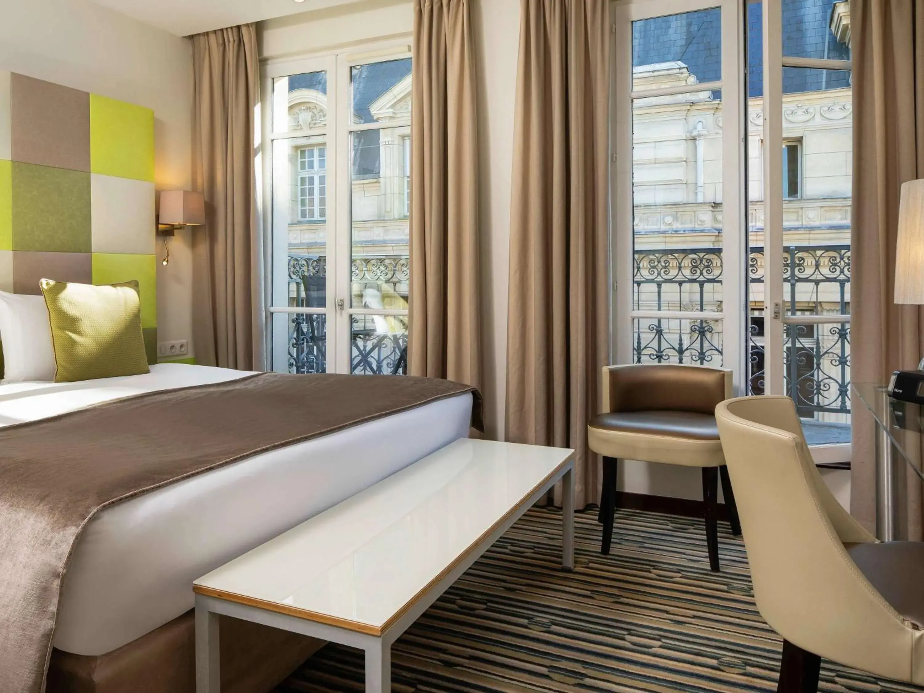 Photo of the whole room in Mercure Paris La Sorbonne Saint Germain des Pres Hotel