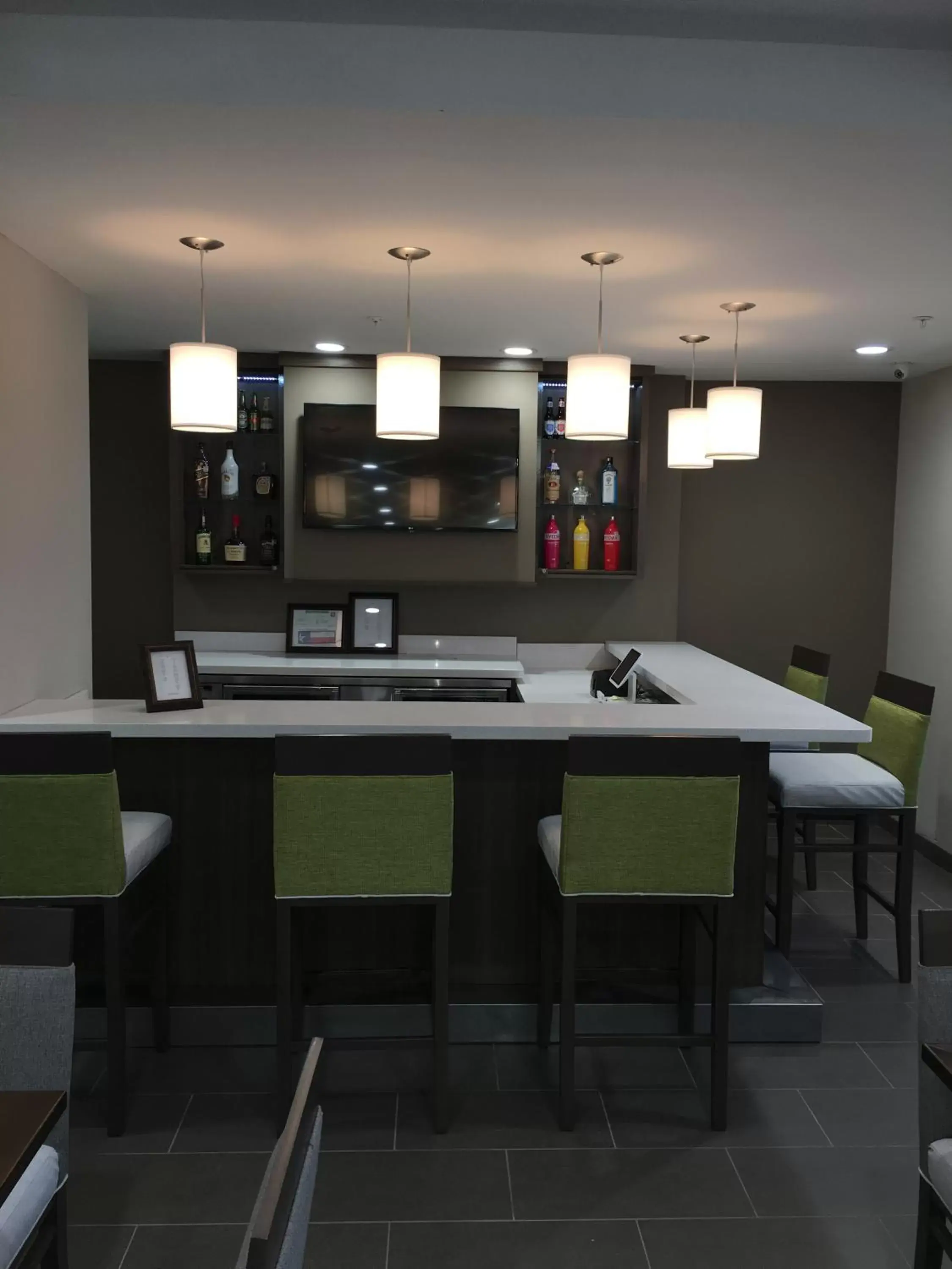 Lounge or bar, Kitchen/Kitchenette in Comfort Inn & Suites Snyder