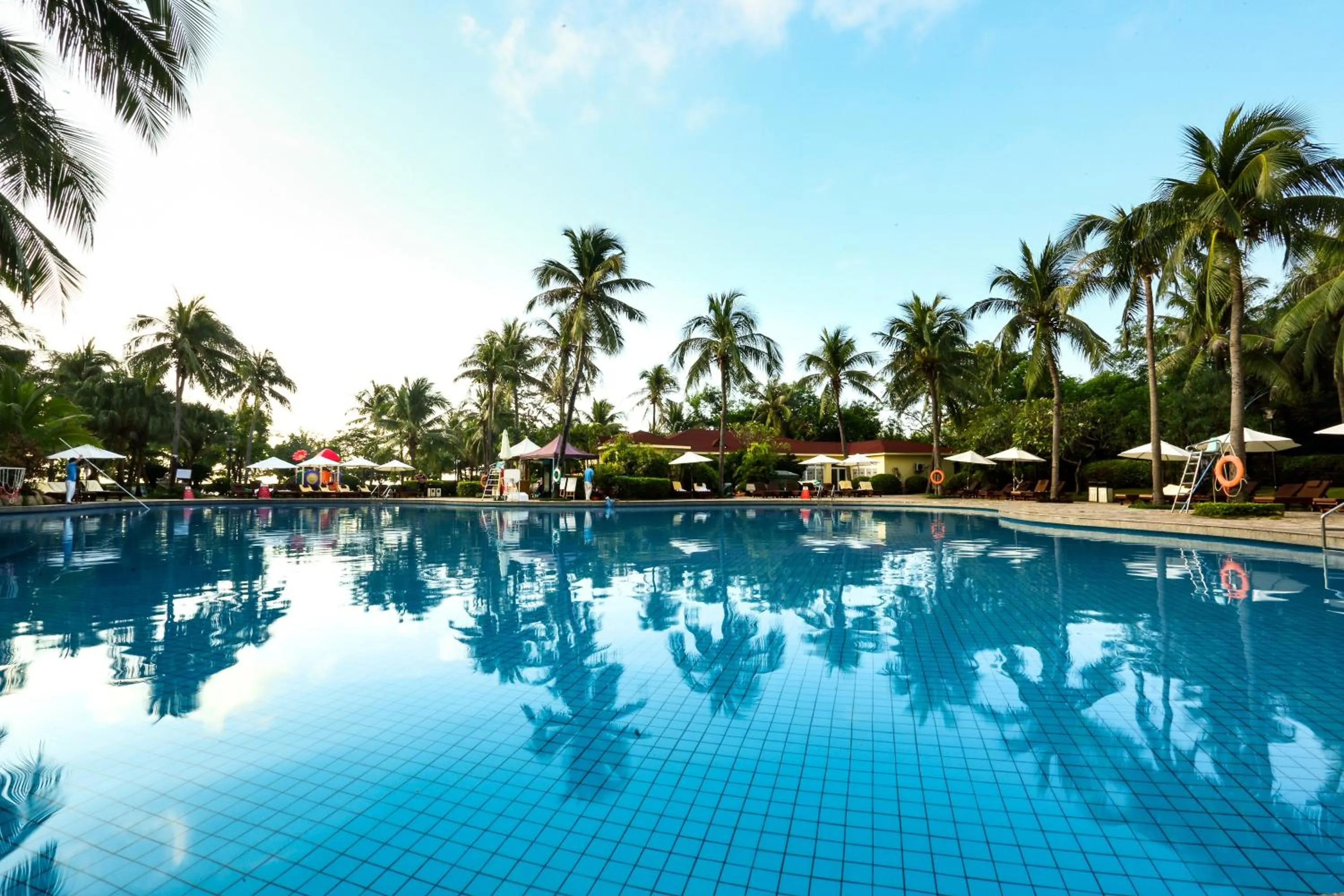 Swimming Pool in Sunshine Resort Intime Sanya