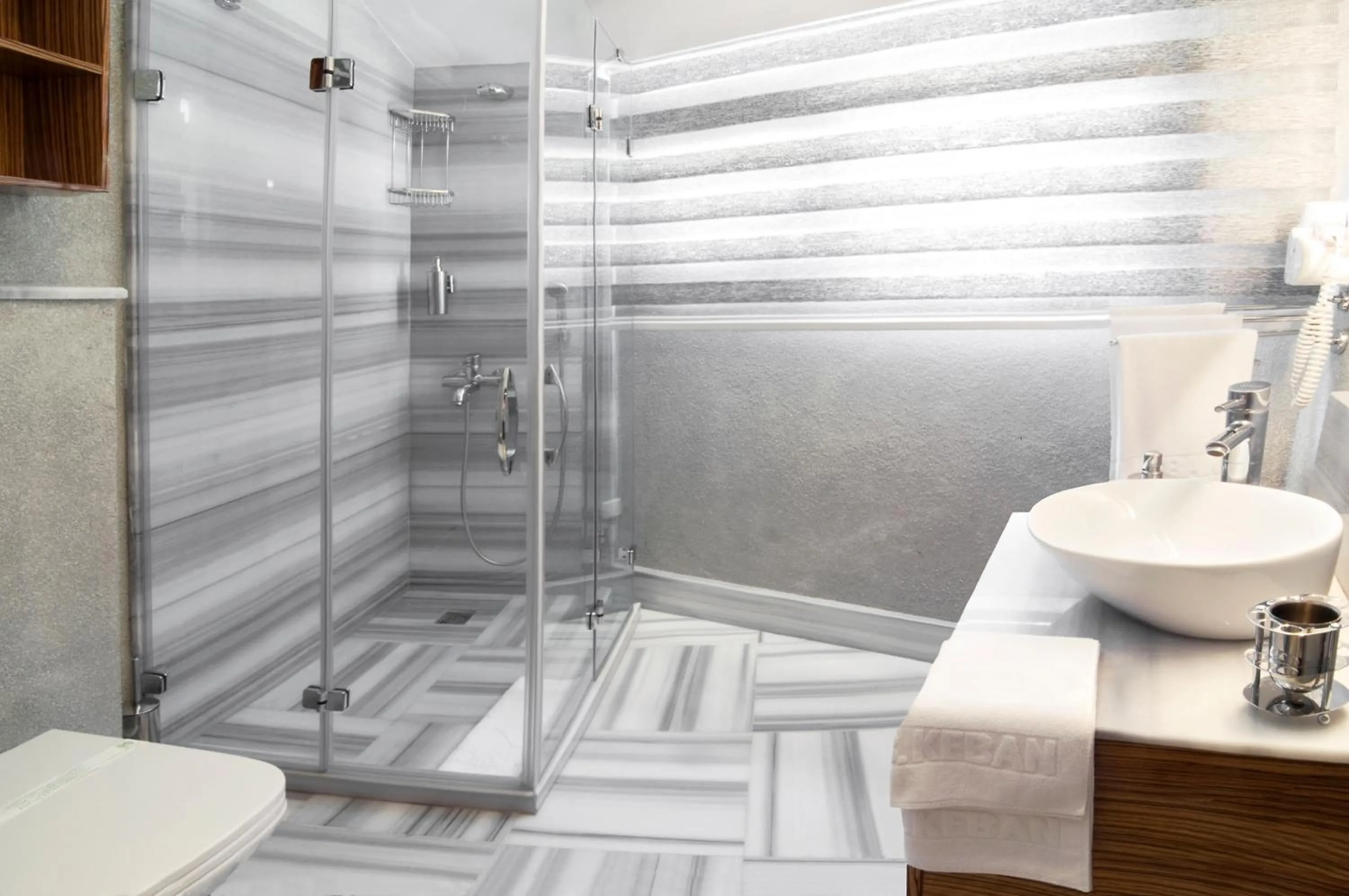 Shower in Hotel Buyuk Keban