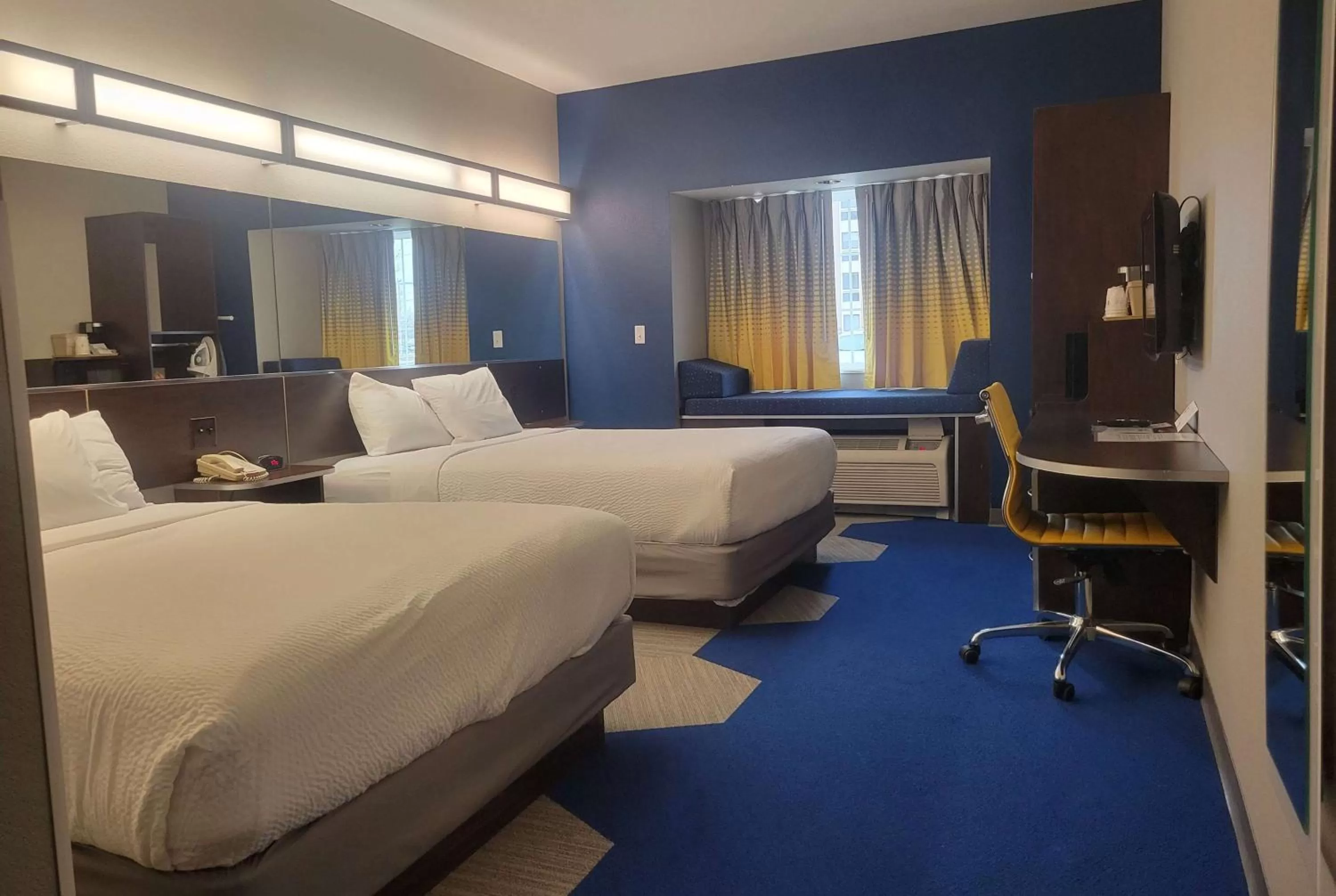 Photo of the whole room, Bed in Microtel Inn & Suites by Wyndham Bluffs