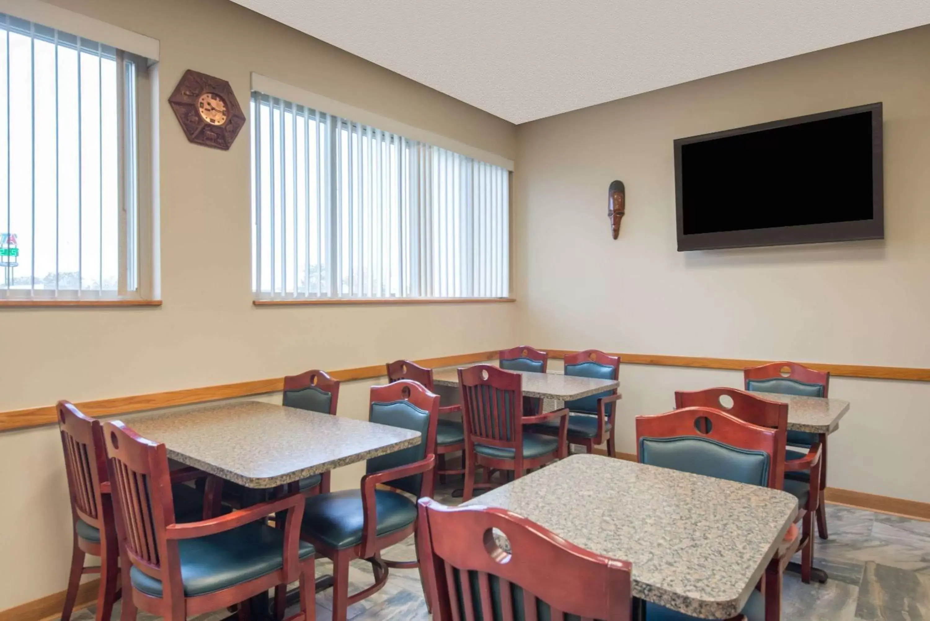Restaurant/Places to Eat in Super 8 by Wyndham Youngstown/Austintown