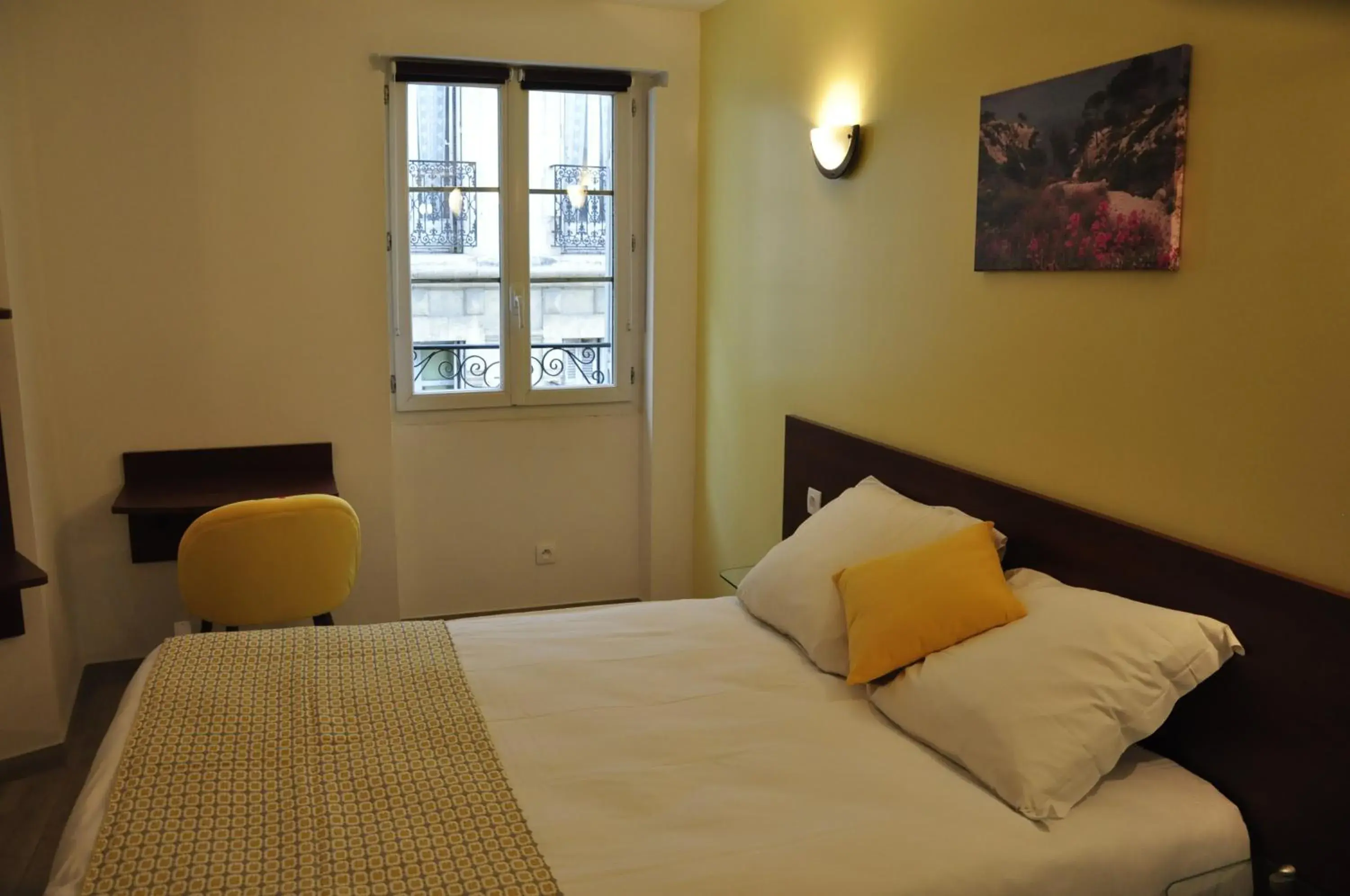 Photo of the whole room, Bed in Massilia hôtel