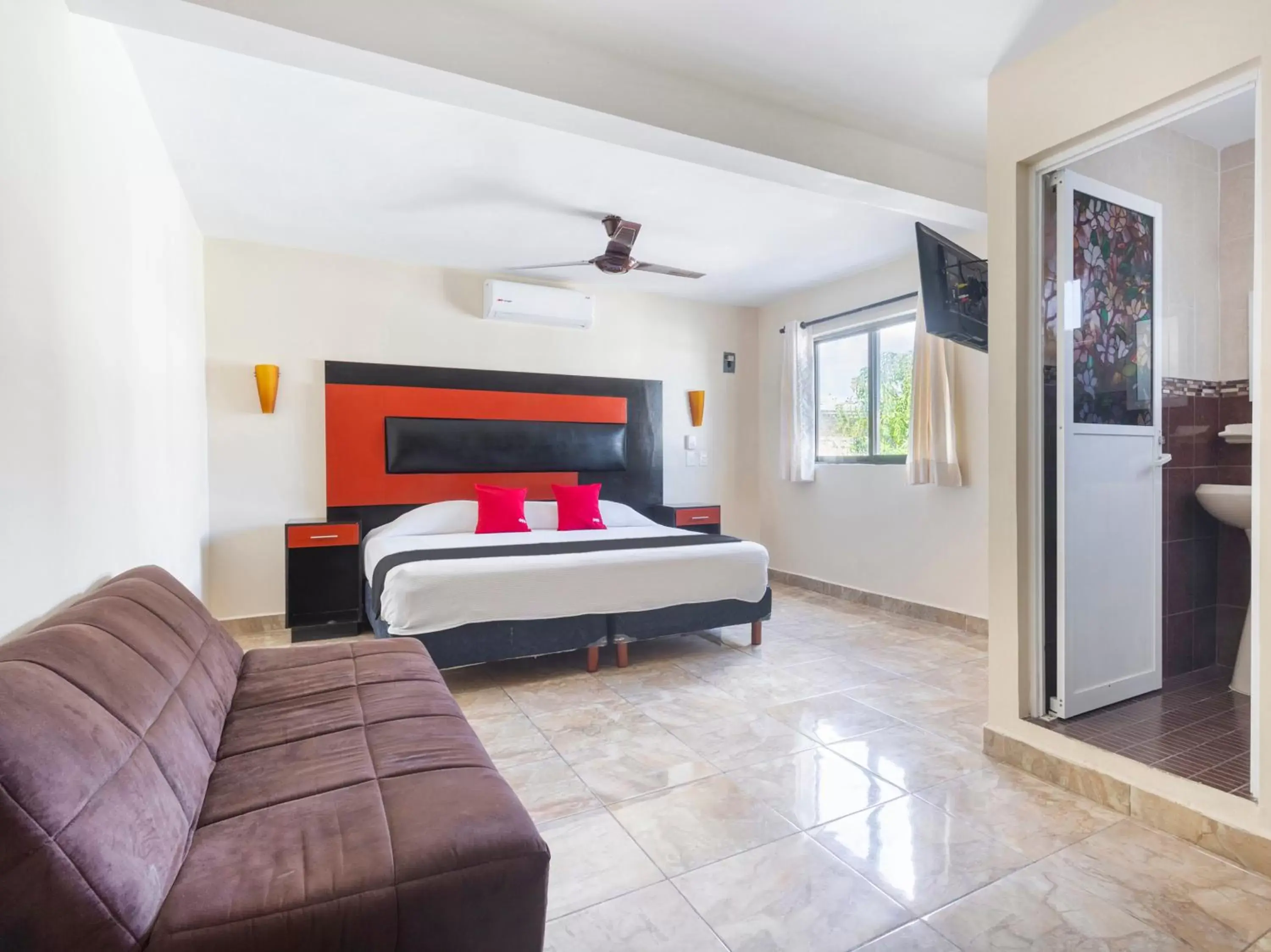 Bedroom, Bed in Hotel Jardín Cancún