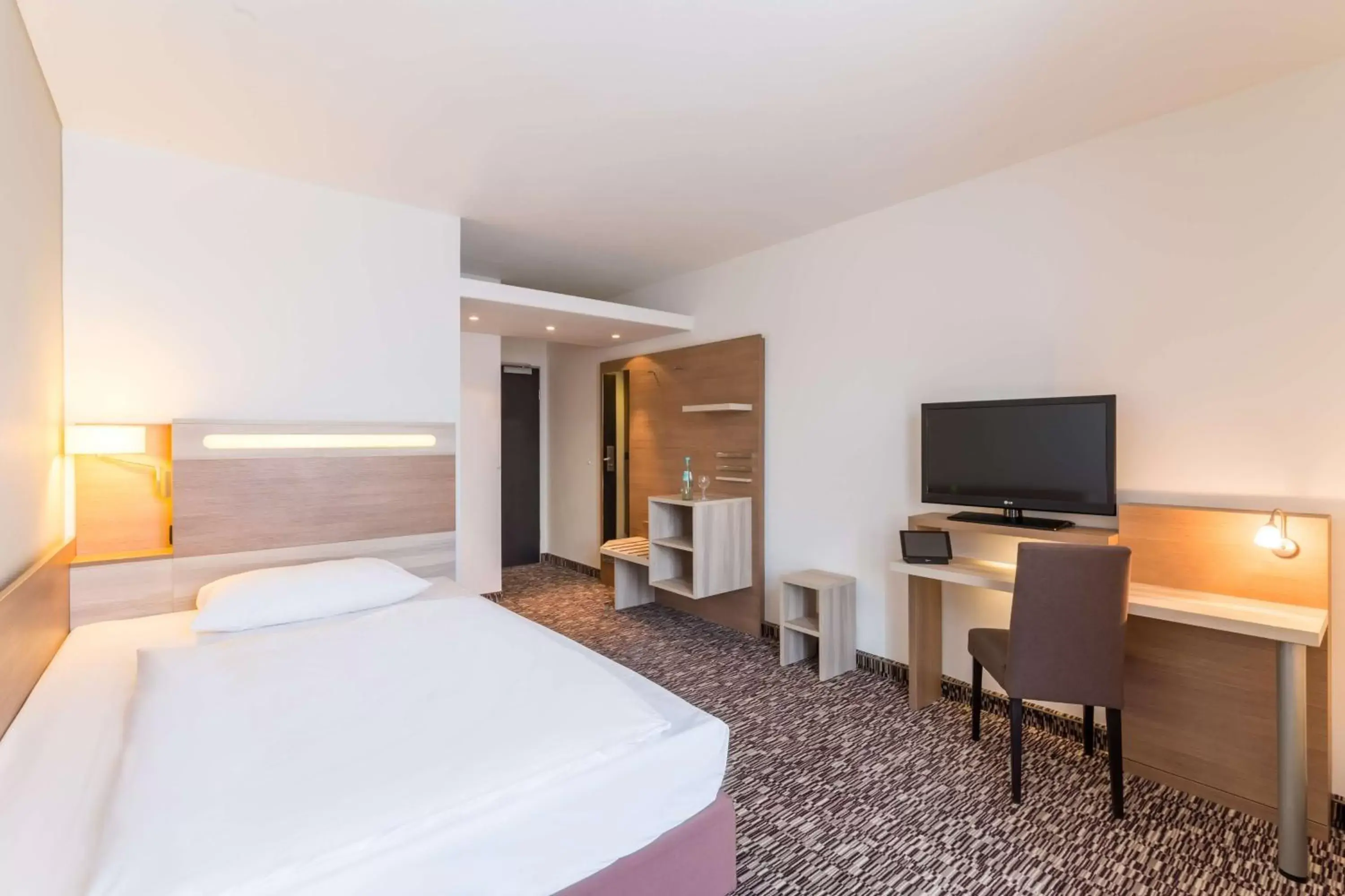 Photo of the whole room, Bed in Park Inn by Radisson Göttingen