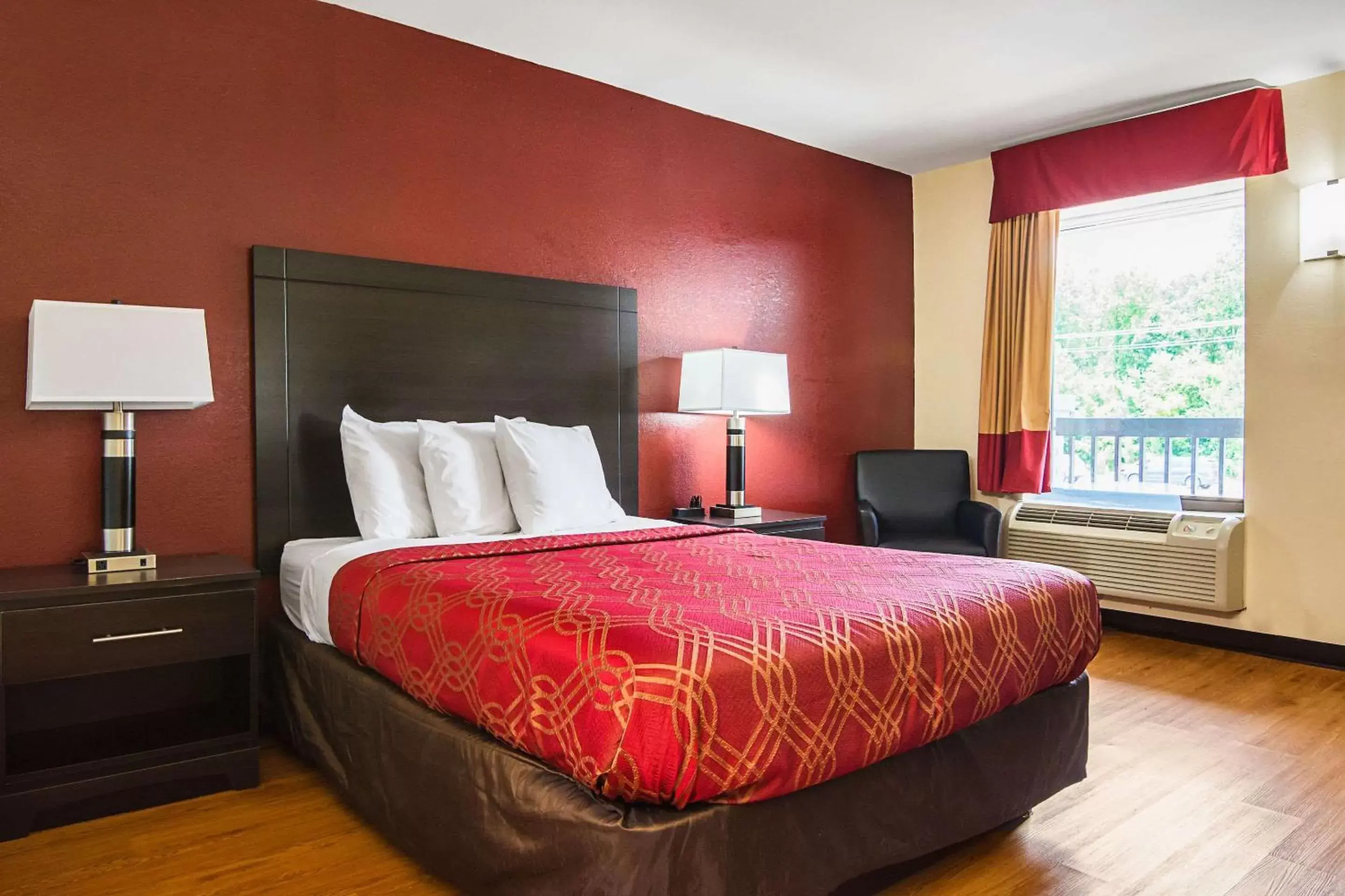 Photo of the whole room, Bed in Econo Lodge Research Triangle Park