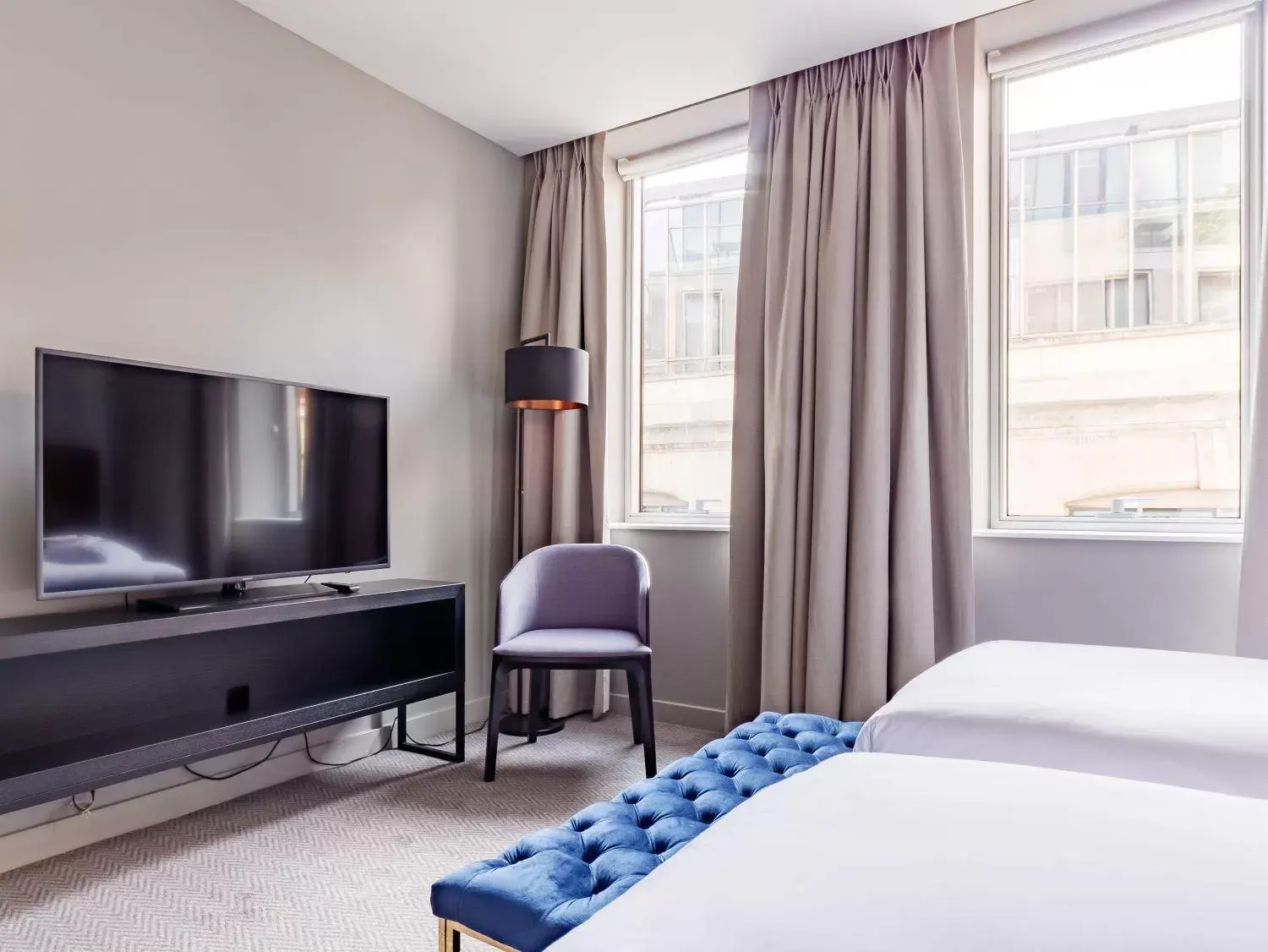 Bedroom, TV/Entertainment Center in Clayton Hotel London Wall