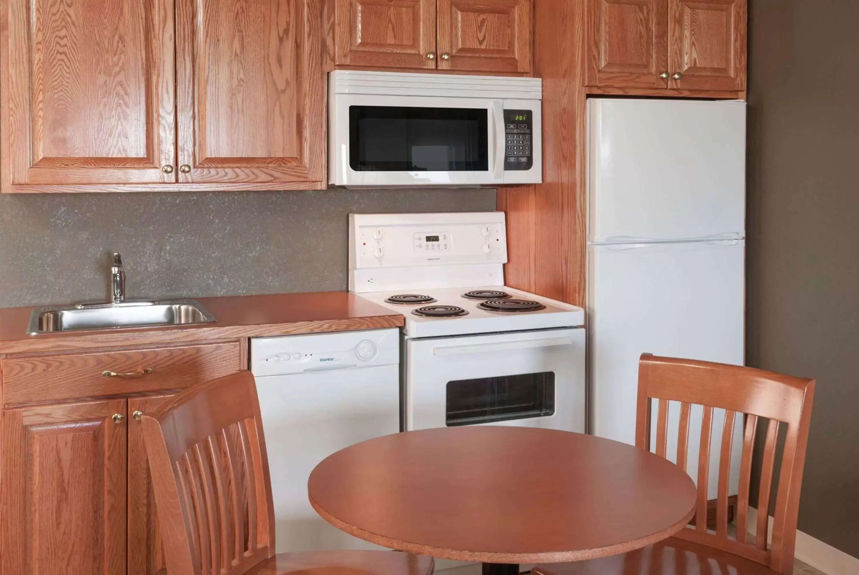 Photo of the whole room, Kitchen/Kitchenette in Super 8 by Wyndham Three Hills AB