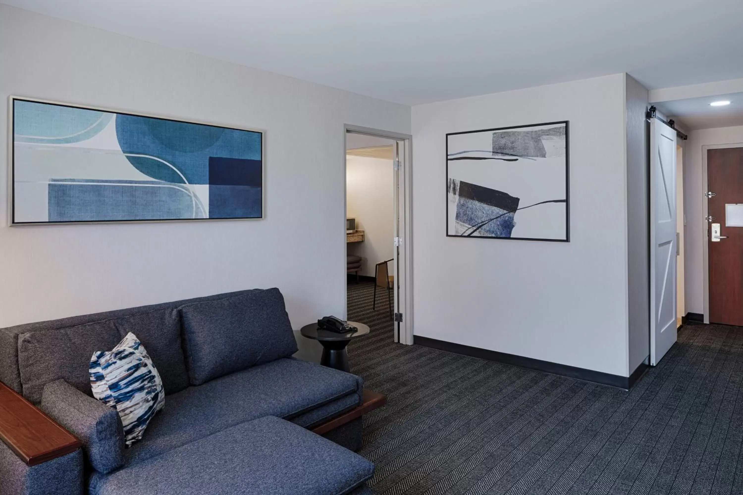 Living room, Seating Area in Courtyard by Marriott Springfield Downtown