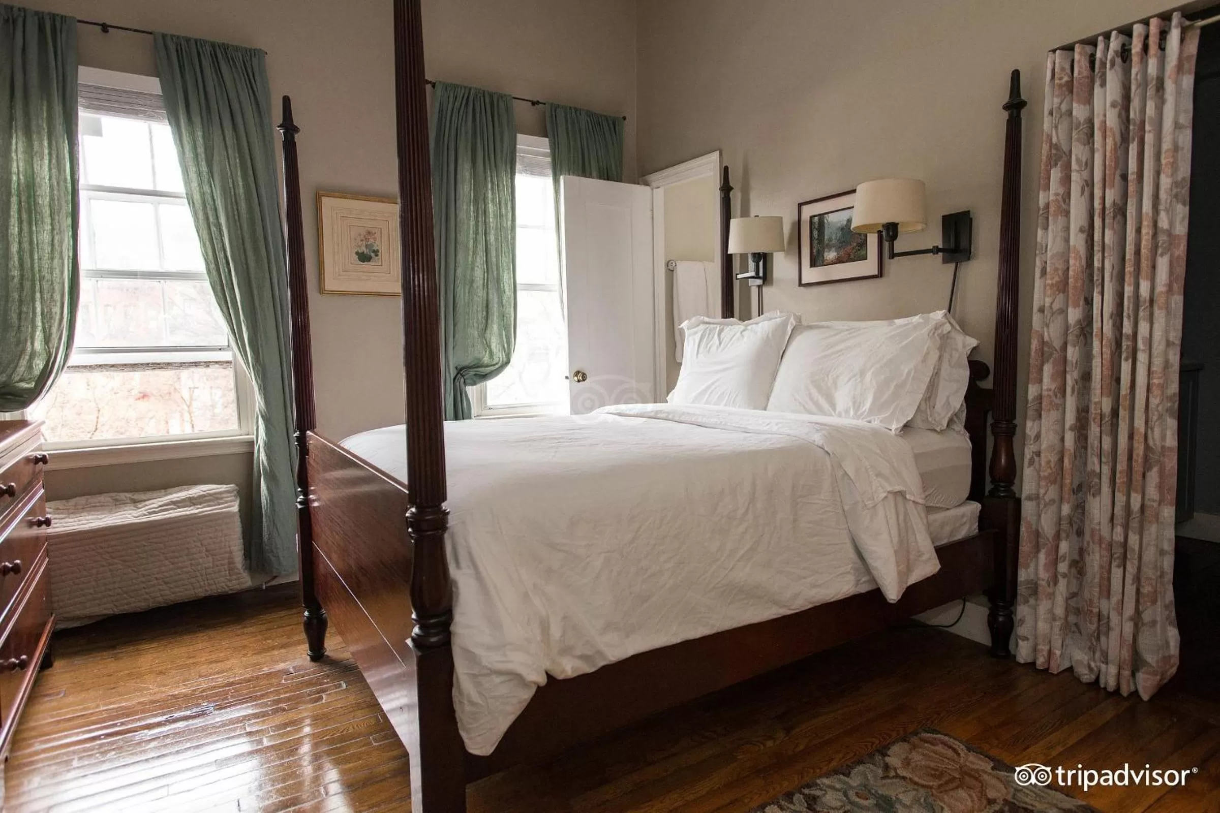 Photo of the whole room, Bed in Incentra Village Hotel