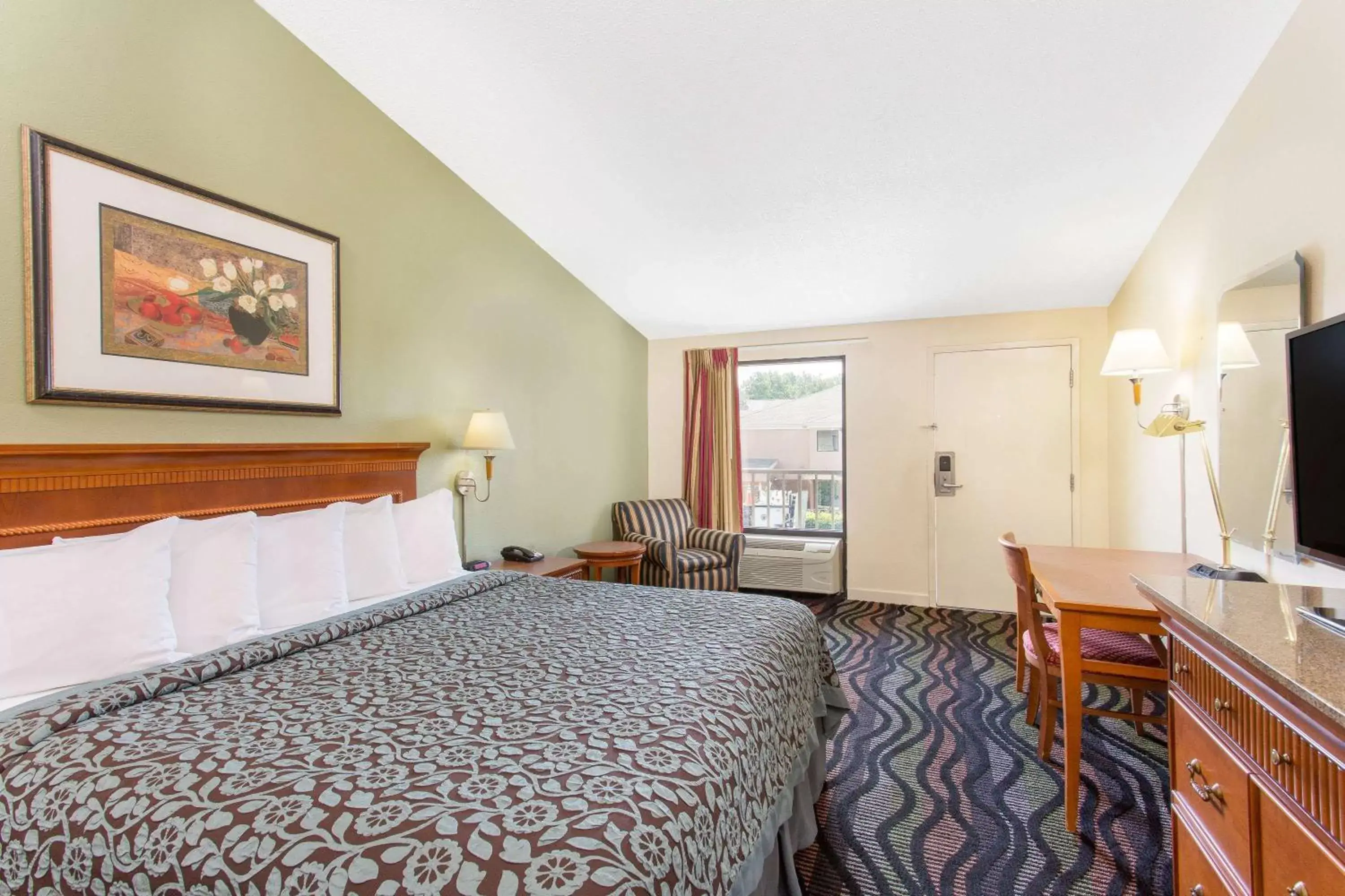 Photo of the whole room, Bed in Days Inn by Wyndham Florence/I-95 North