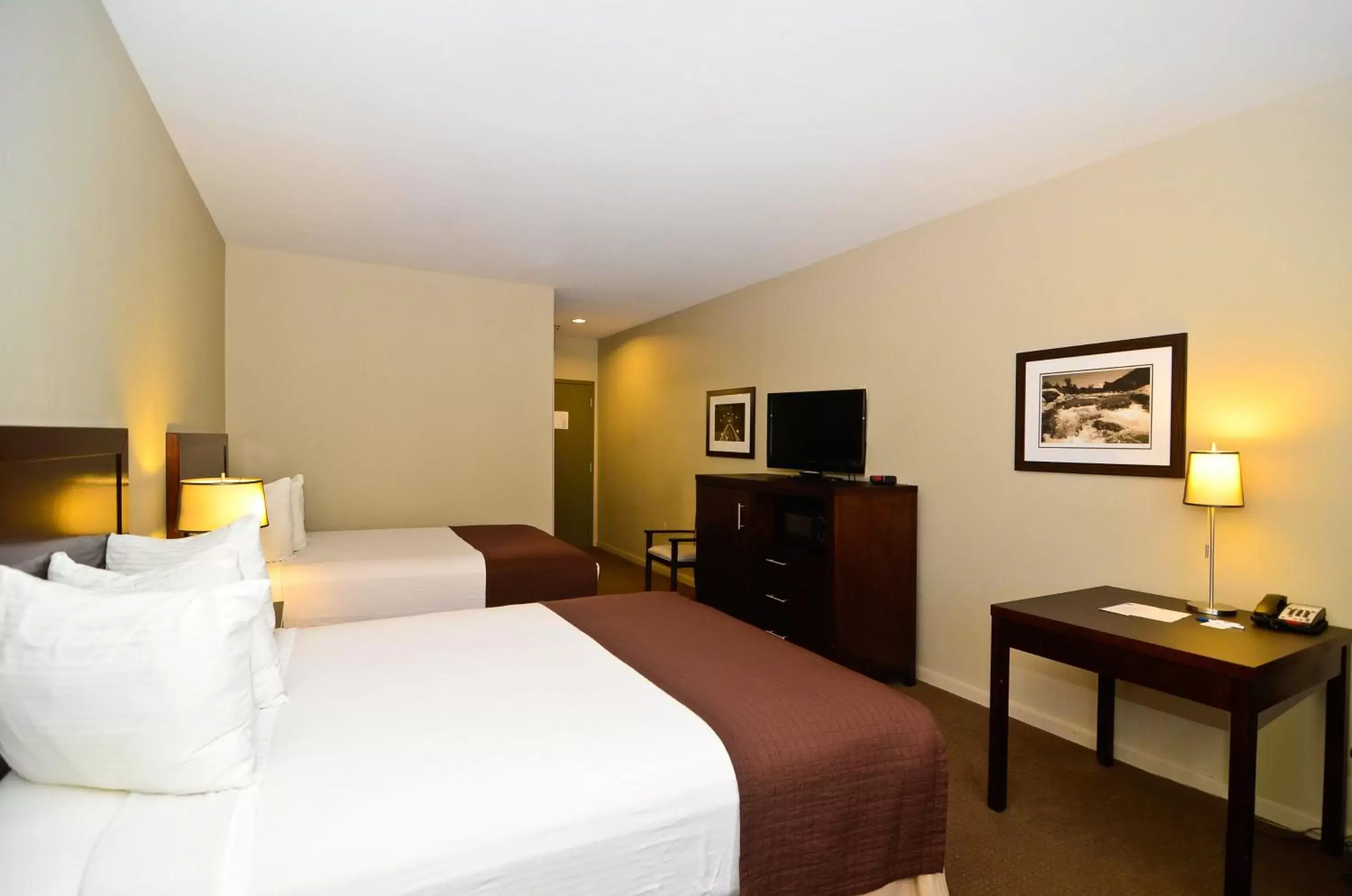 Photo of the whole room, Bed in Baymont by Wyndham Columbus
