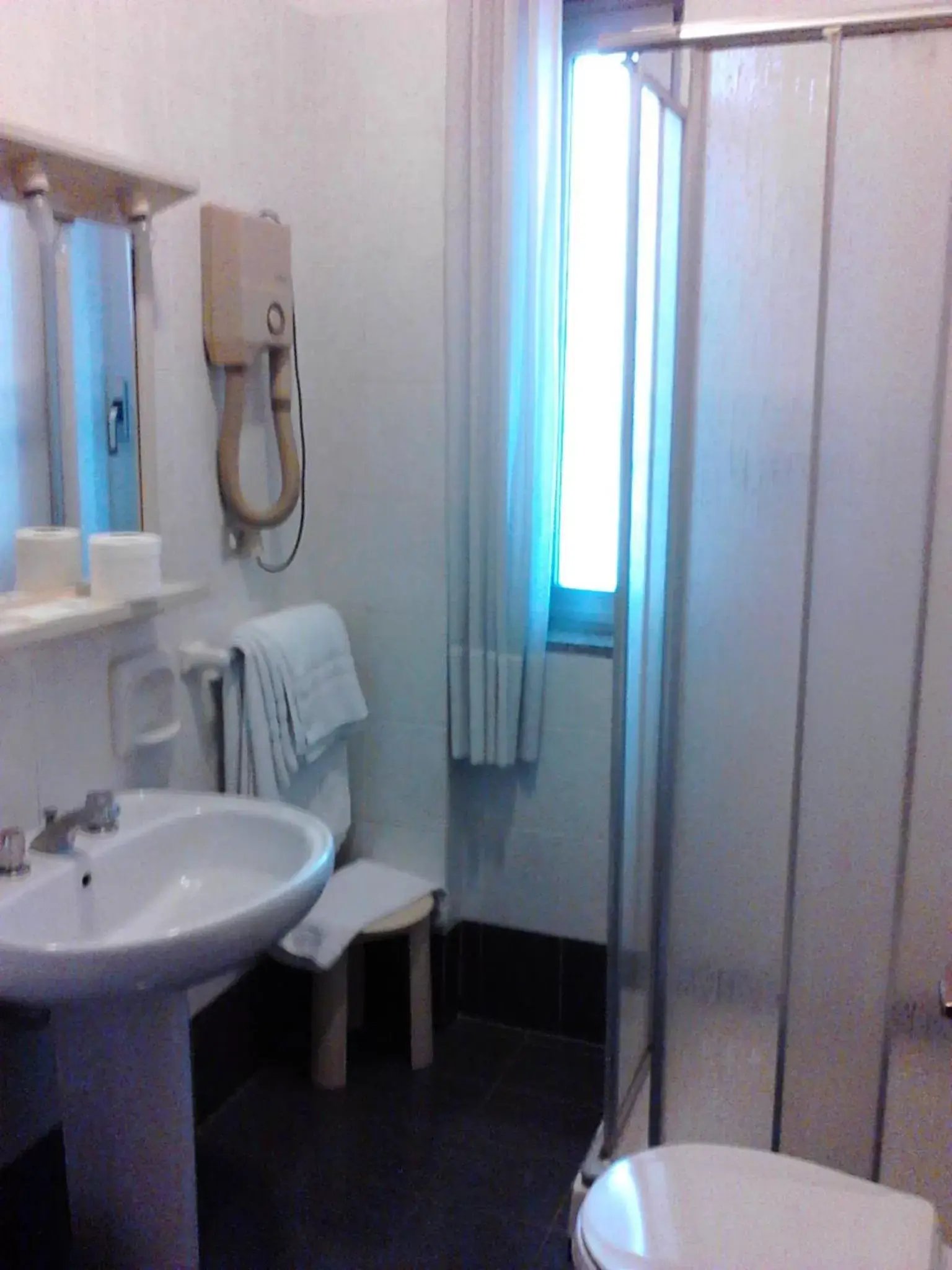 Day, Bathroom in Motel Forum