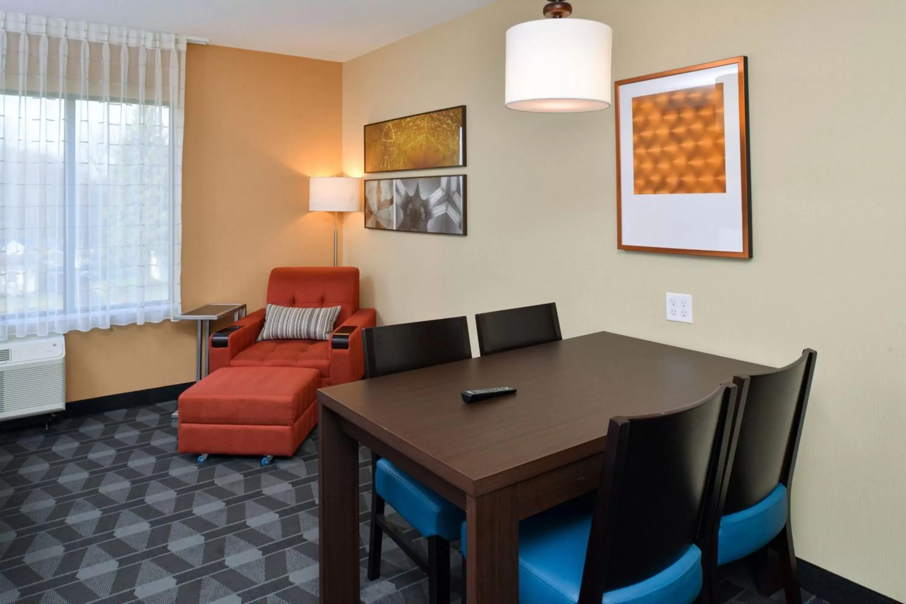 Photo of the whole room, Dining Area in TownePlace Suites by Marriott Detroit Belleville