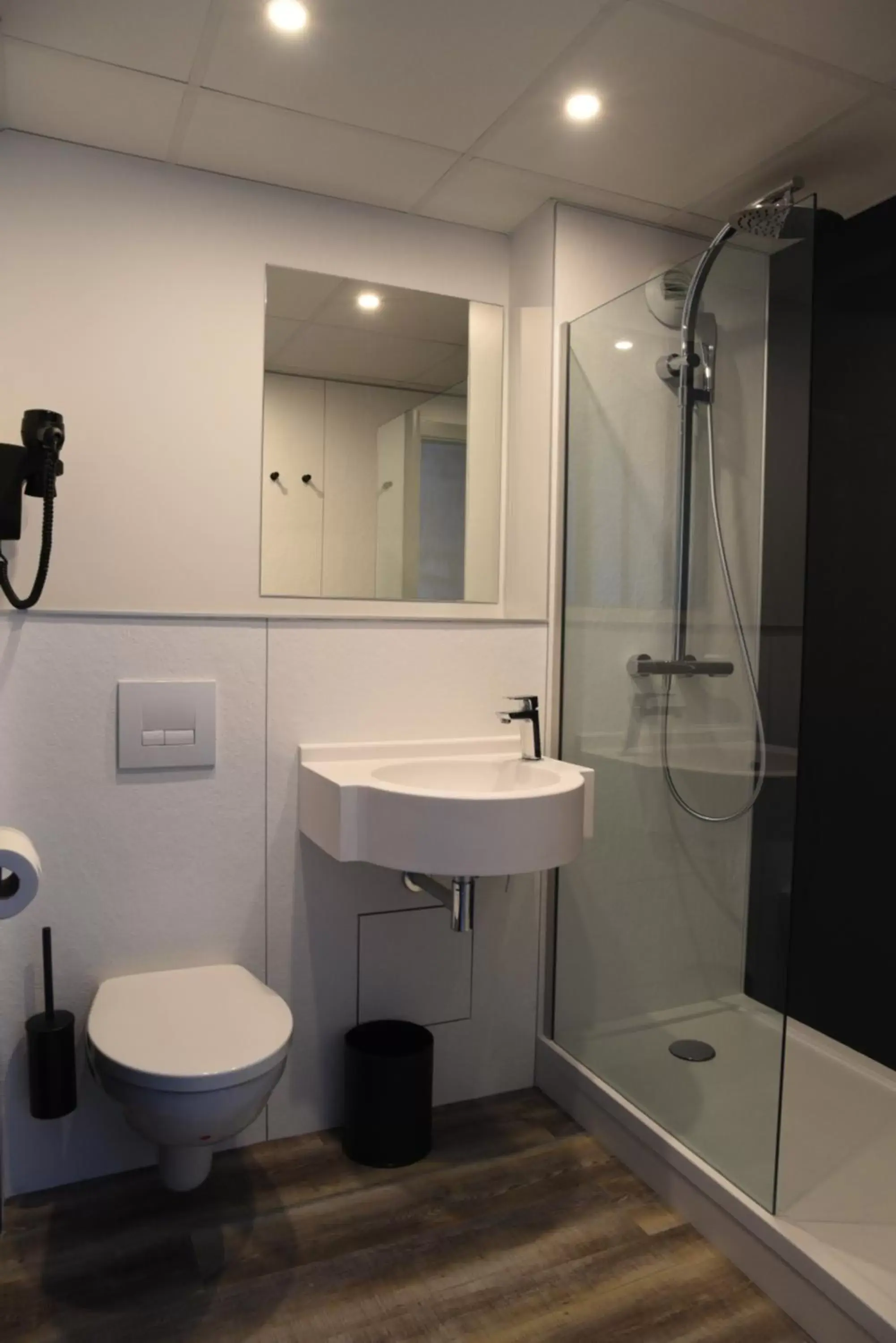 Bathroom in The Originals Boutique, Hôtel Montélimar