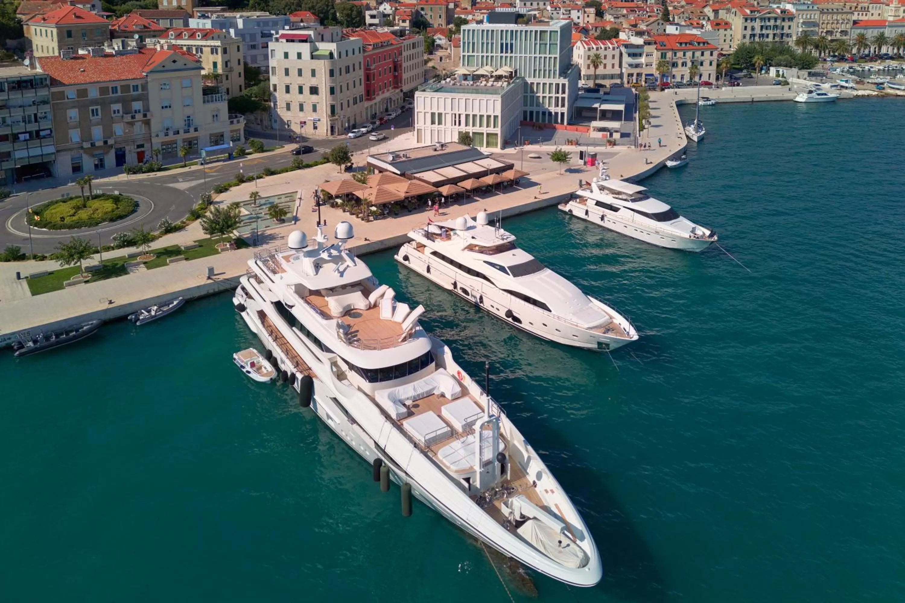 Property building in Hotel Ambasador