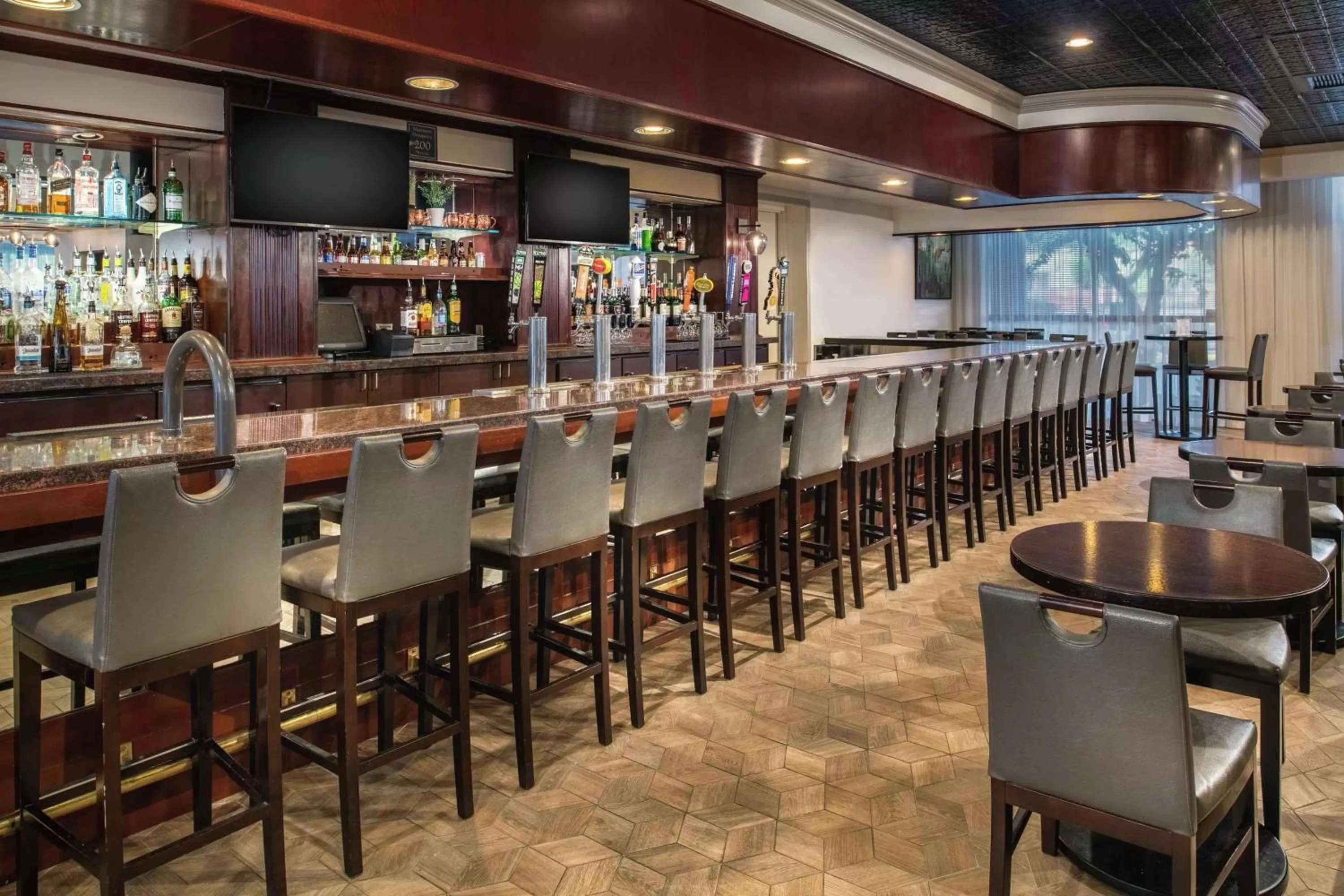 Lounge or bar in Embassy Suites By Hilton Seattle - Tacoma International Airport