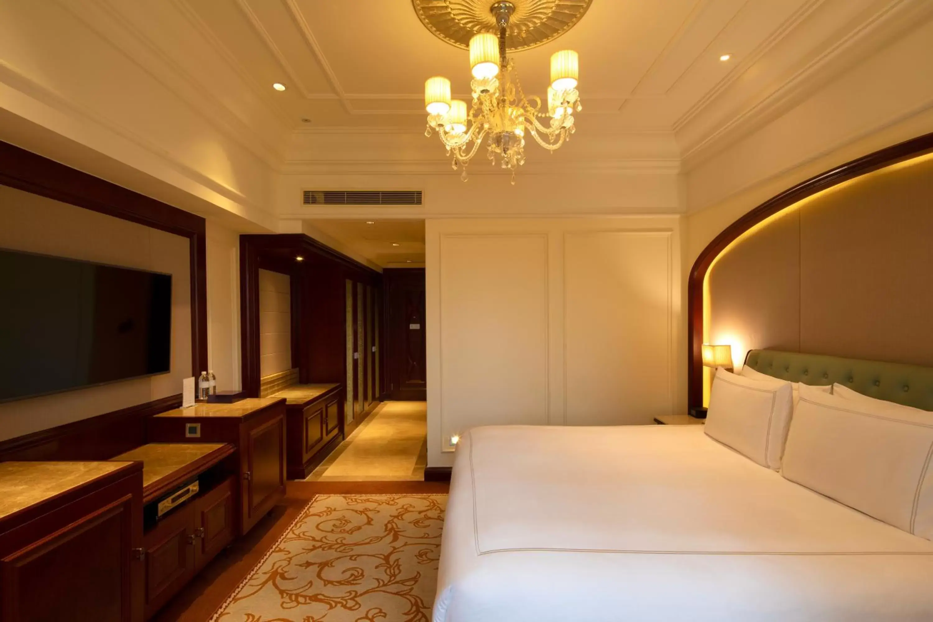 Bedroom, Bed in InterContinental Shanghai Ruijin, an IHG Hotel