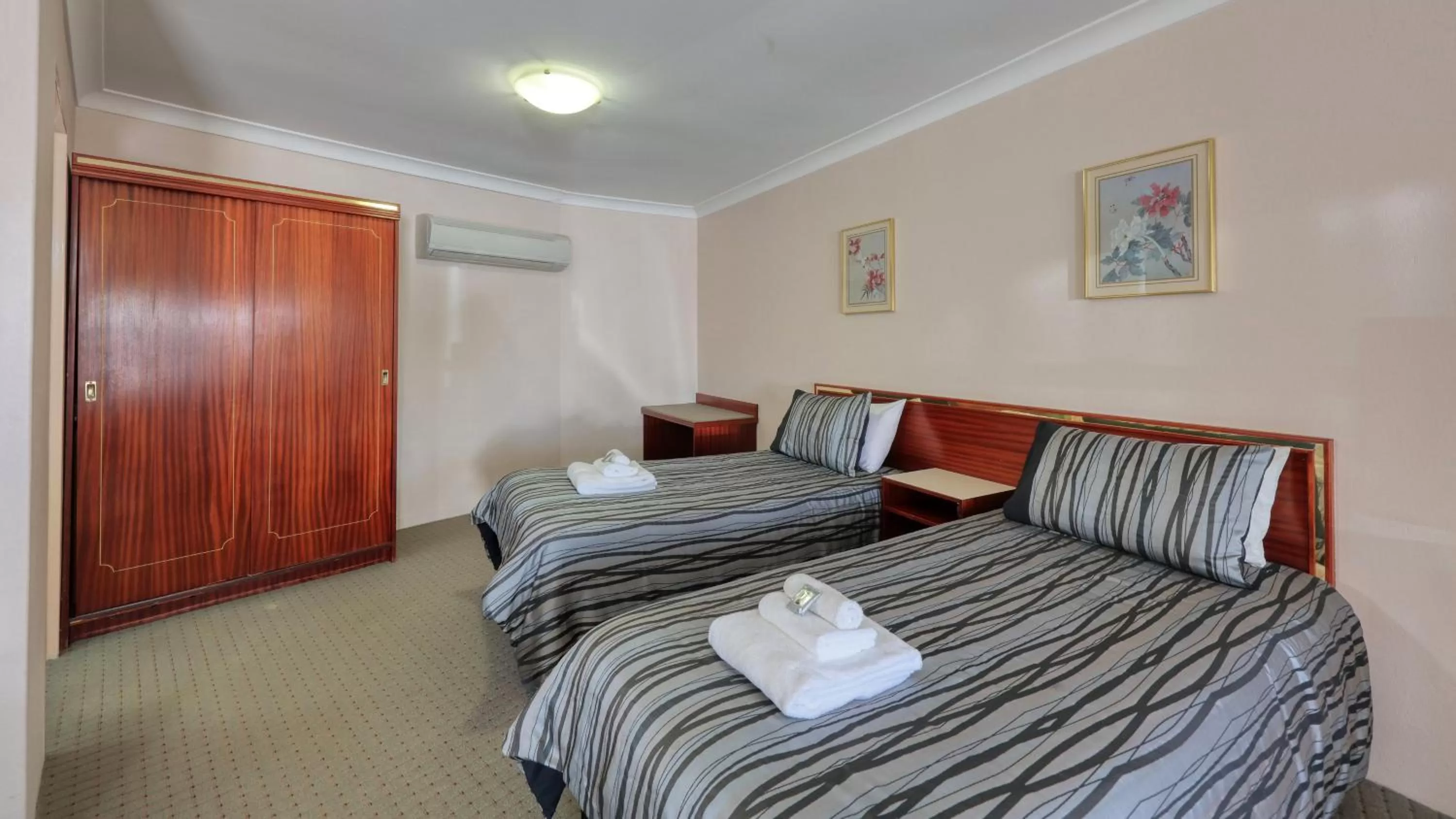 Bed in Southern Comfort Motor Inn